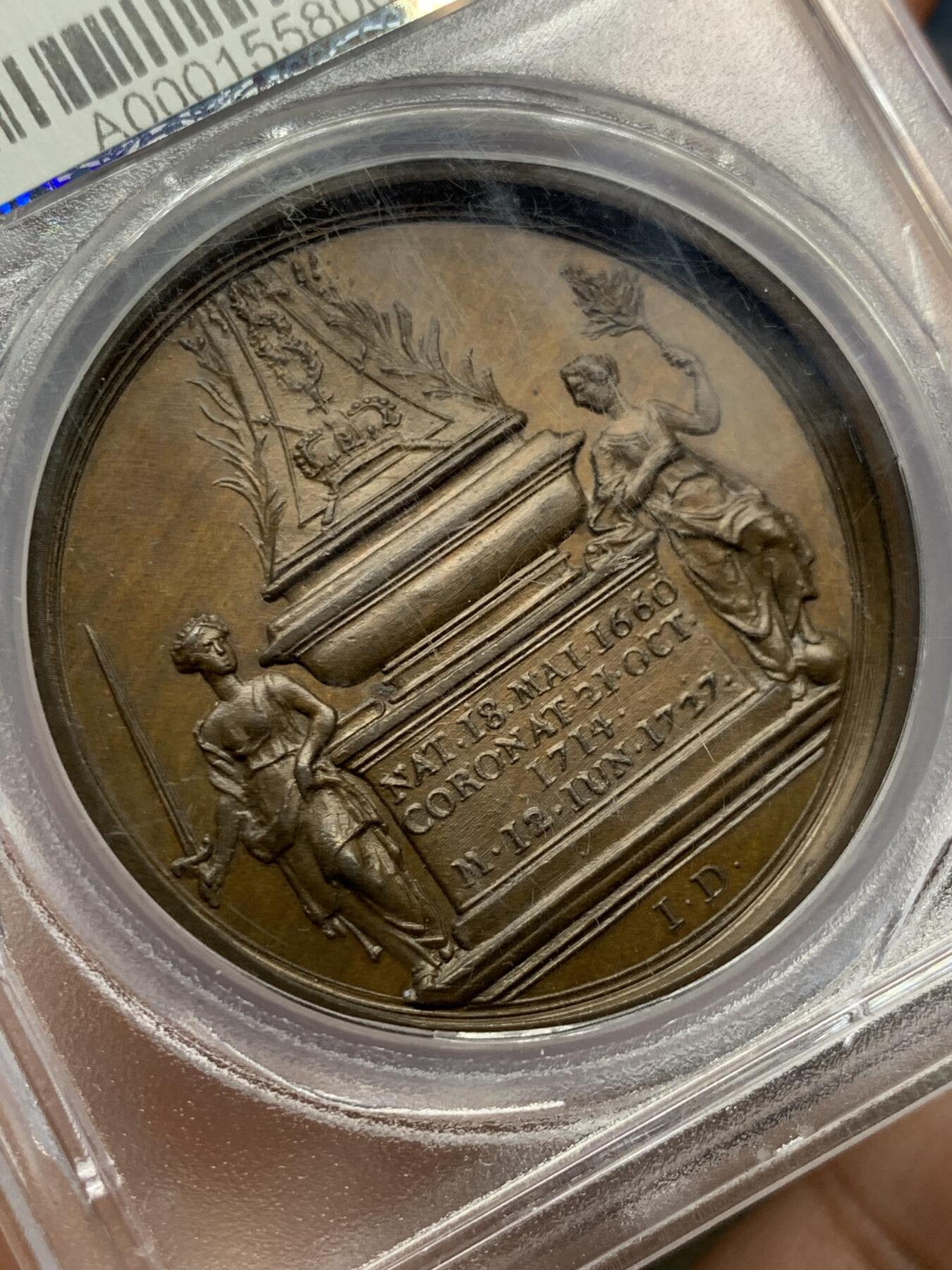 《竞宝斋》第428场 周日，周一  2场连拍 （全场包邮） PCGS SP64 英国1727年国王乔治一世逝世纪念原铸大铜章，F.Martin名家旧藏，专属封装盒。极少见的英国早期原铸，细节极精美，同时期章牌的最高水准。盒子内部有裂，密封无碍。附纸袋标签，传承有序