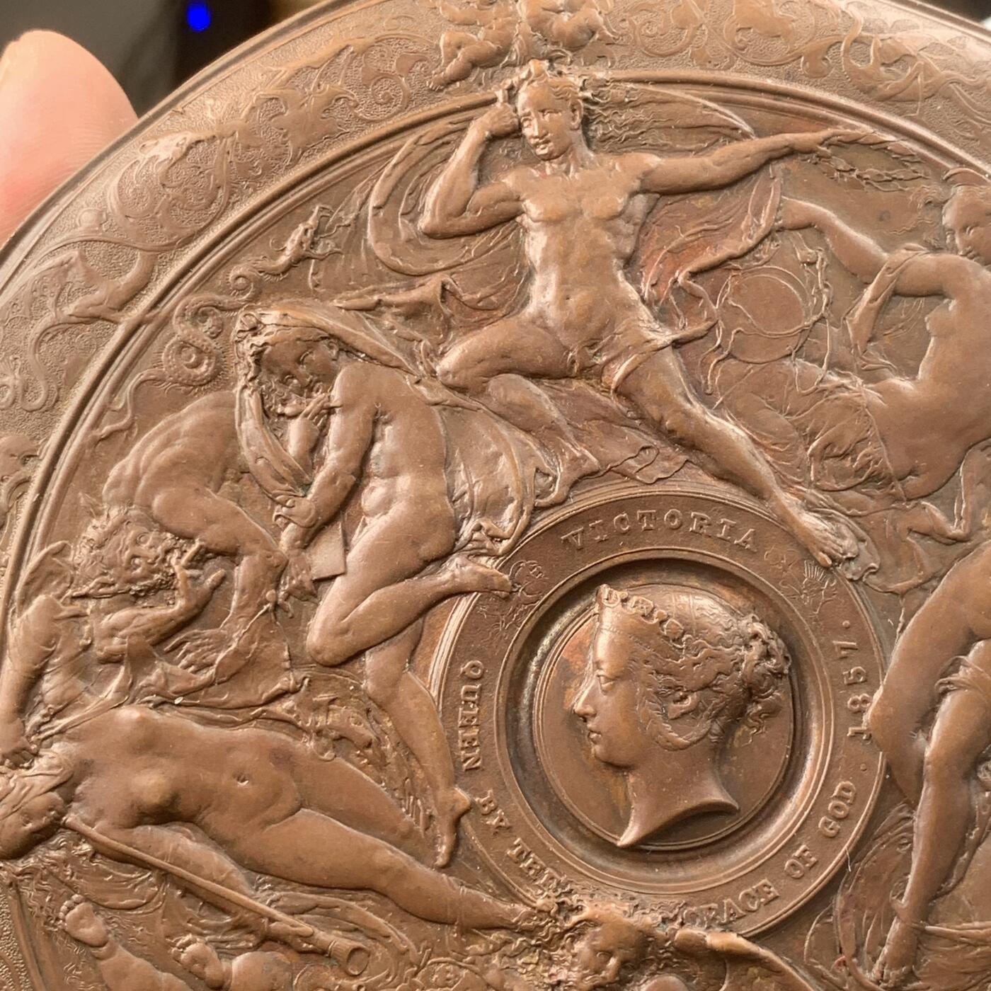 掌中浮雕-藏着的欧洲第037场 1858年颁发的英国艺术学校学生竞赛单面奖牌，直径145mm，目录编号Eimer 1512。奖牌正中间是维多利亚女王小头像，正式颁发的奖牌，在左下方的椭圆形盾牌上刻有颁奖时间，获奖者姓名和科目。创作者为法国旅英雕刻师安托万·维希特（1800-1868）