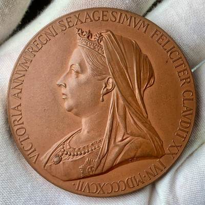 掌中浮雕-藏着的欧洲第037场 - 1897年英国维多利亚女王登基60周年纪念铜章，55mm，原盒
