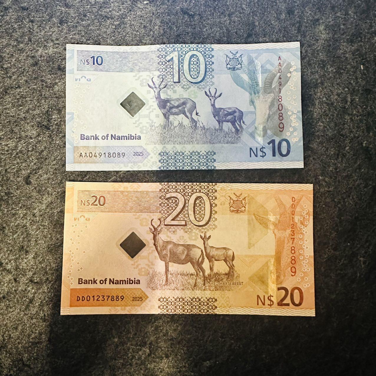 🇲🇽🇳🇦2526$ $墨西哥50-100-1000比索纪念钞和纳米比亚Hybrid窗口复合钞 10和20元Hybrid窗口复合钞，尾89，AA04918089和DD01237889