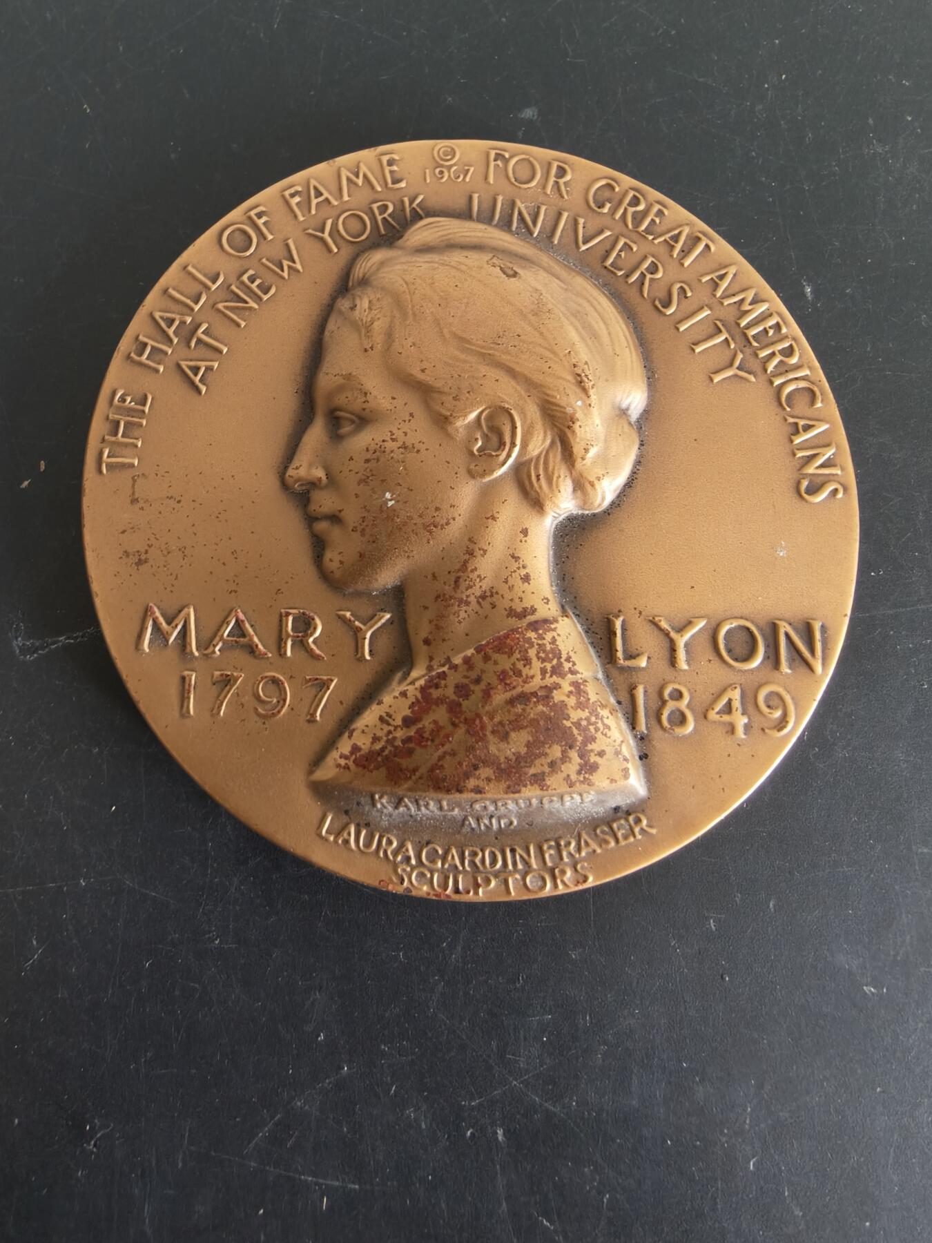 老王徽章第156期 美国著名教育家玛丽·莱昂大铜章    高浮雕     直径78mm.   重量213.2g.   玛丽·莱昂（1797-1849）是美国著名的教育家，她于1837年创立了曼荷莲女子神学院