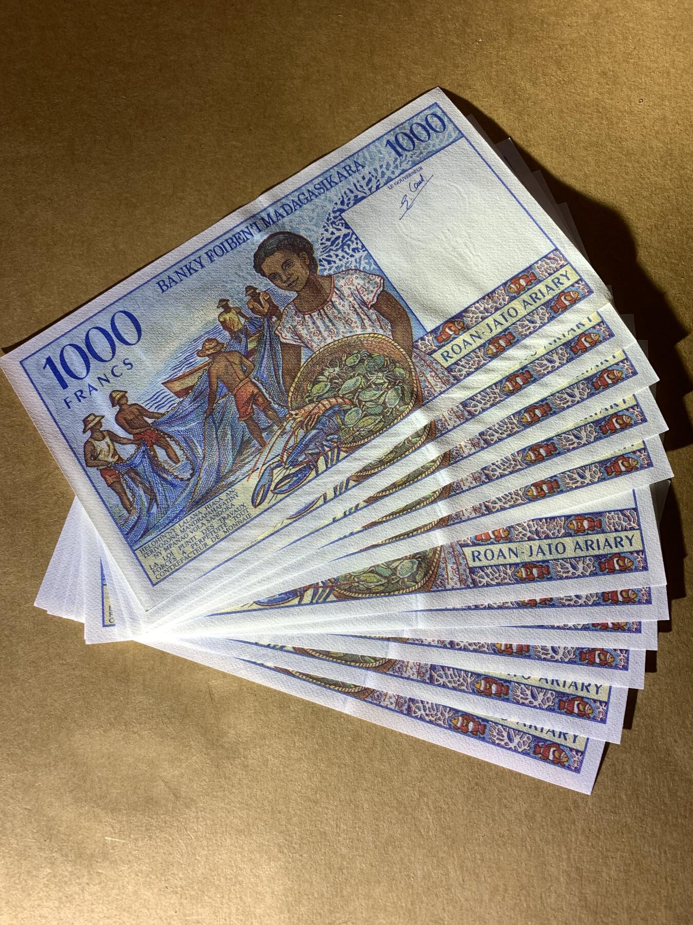 【礼羽收藏】🌏世界钱币拍卖第107期 全新UNC 马达加斯加1000面值纸币 11张  无47标11张 含2张豹子号