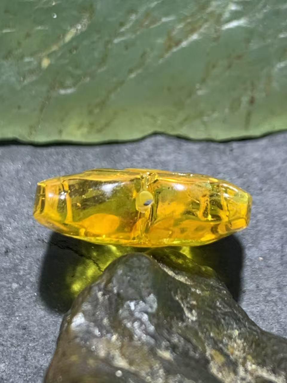 精美天然乌克兰原矿蜜蜡雕刻莲花背云（板珠，吊坠)一个，