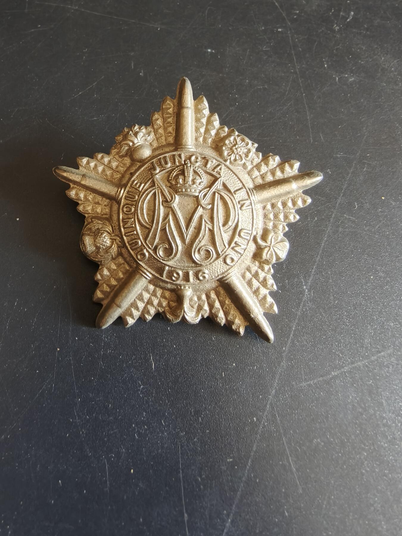 老王徽章第156期 英国近卫重机枪团帽徽     一战时期 