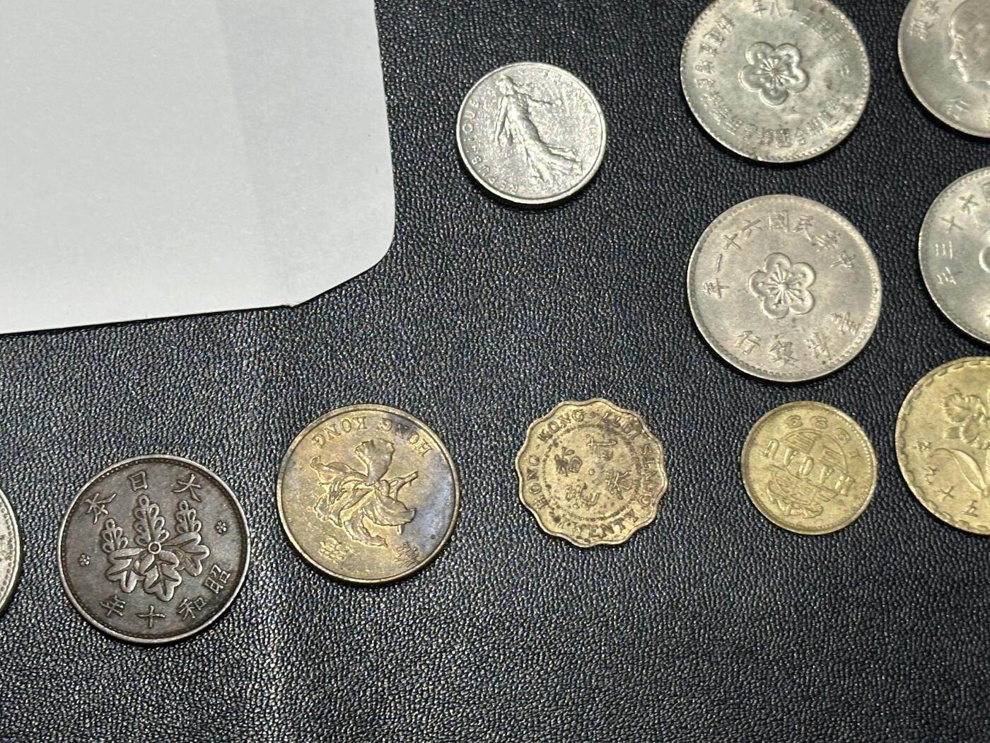 《外钞收藏家》第五百七十五期（本期精选丰富品种好货、欢迎参加）（本平台长期征集拍品、欢迎藏友们联系合作） 邮票、首日封、新台币兰花一元 一个菊花五角 一个蒋公八秩纪念镍币 一个响应联合国粮农组织粮食增产运动纪念币 几个澳门 香港流通币等一起
