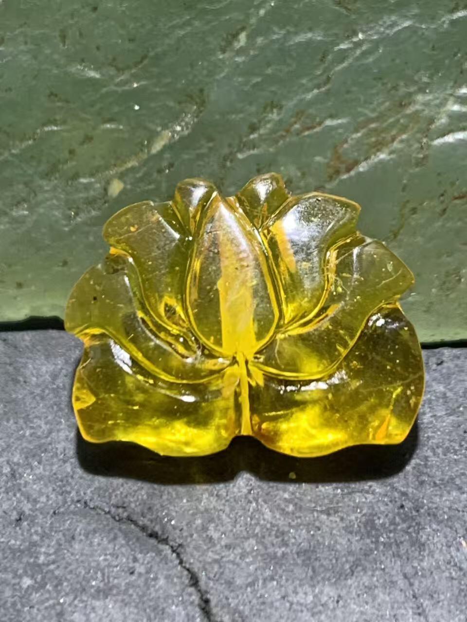 精美天然乌克兰原矿蜜蜡雕刻莲花背云（板珠，吊坠)一个，