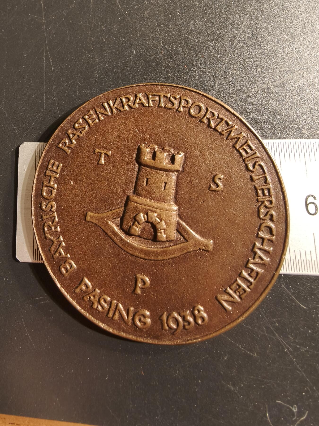 老王徽章第156期 德三体操协会1938年巴伐利亚草地力量运动锦标赛纪念章     直径54mm.    重量40.2g