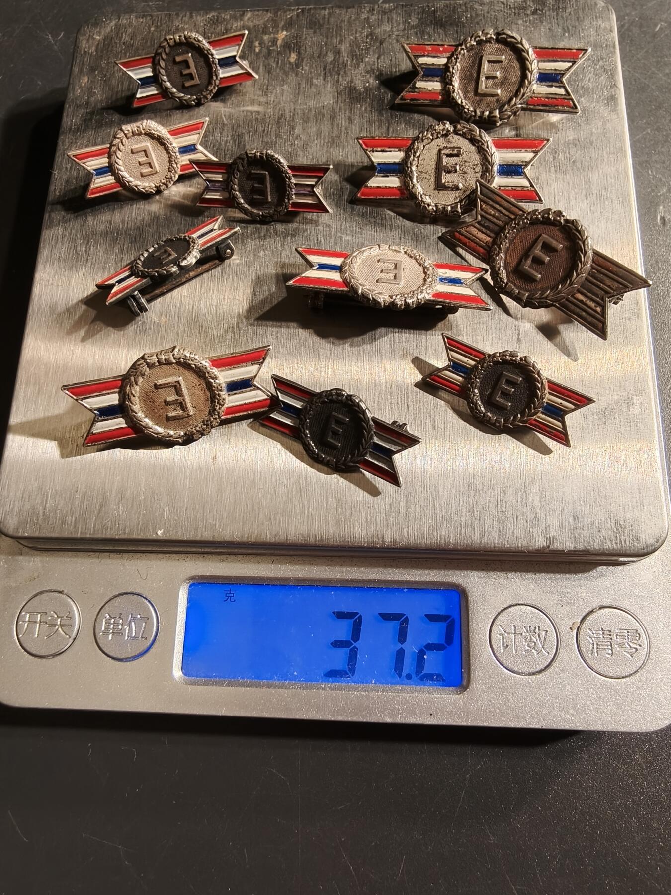 老王徽章第156期 美国二战优秀生产商证章    925银珐琅    11枚不同版本    37.2g