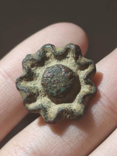 星盘世界钱币十月十八日实惠捡漏专场（低佣金，不直播）本场直播 - BMAC青铜文化重器！阿瑟克斯文明早期实心青铜印章，这种跟后期那种镂空的不是一种类型，非常少见，这个应该是一个类似太阳花的图案，这种压印也许是在封泥上使用的，估价150-300欧元