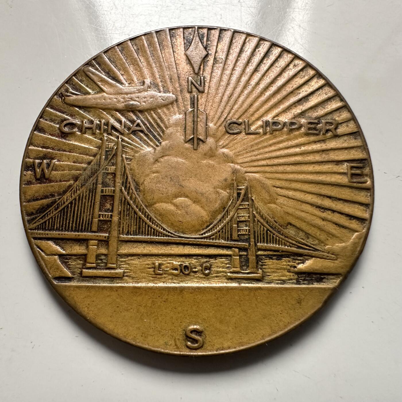 🌹外币初藏🌹🐯2025年第115场  每周二四六晚8️⃣点 接代拍 美国1939年旧金山金门博览会纪念章 30.8毫米9.7克 背面图案为中国飞剪号飞机飞越金门大桥