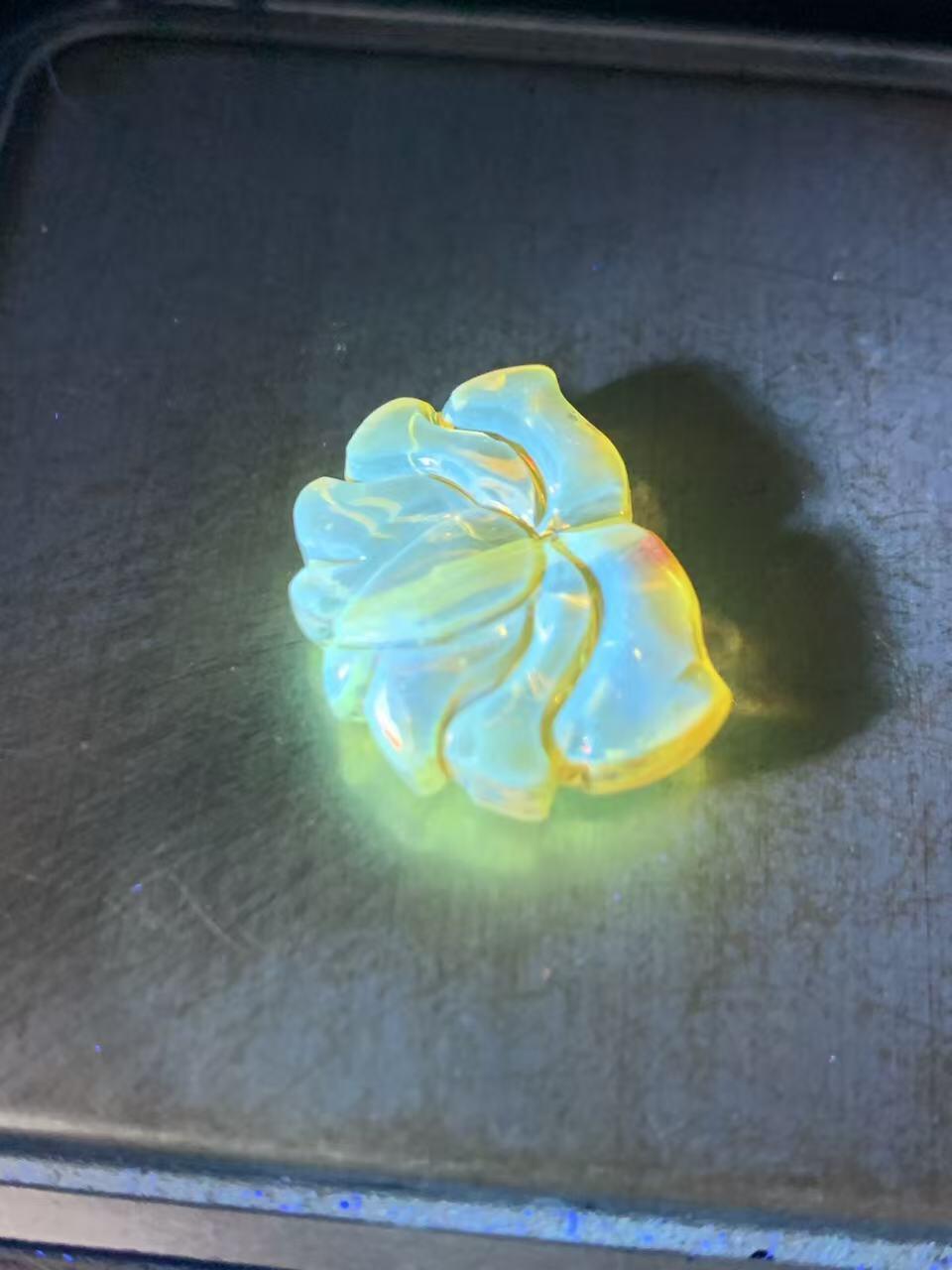 精美天然乌克兰原矿蜜蜡雕刻莲花背云（板珠，吊坠)一个，