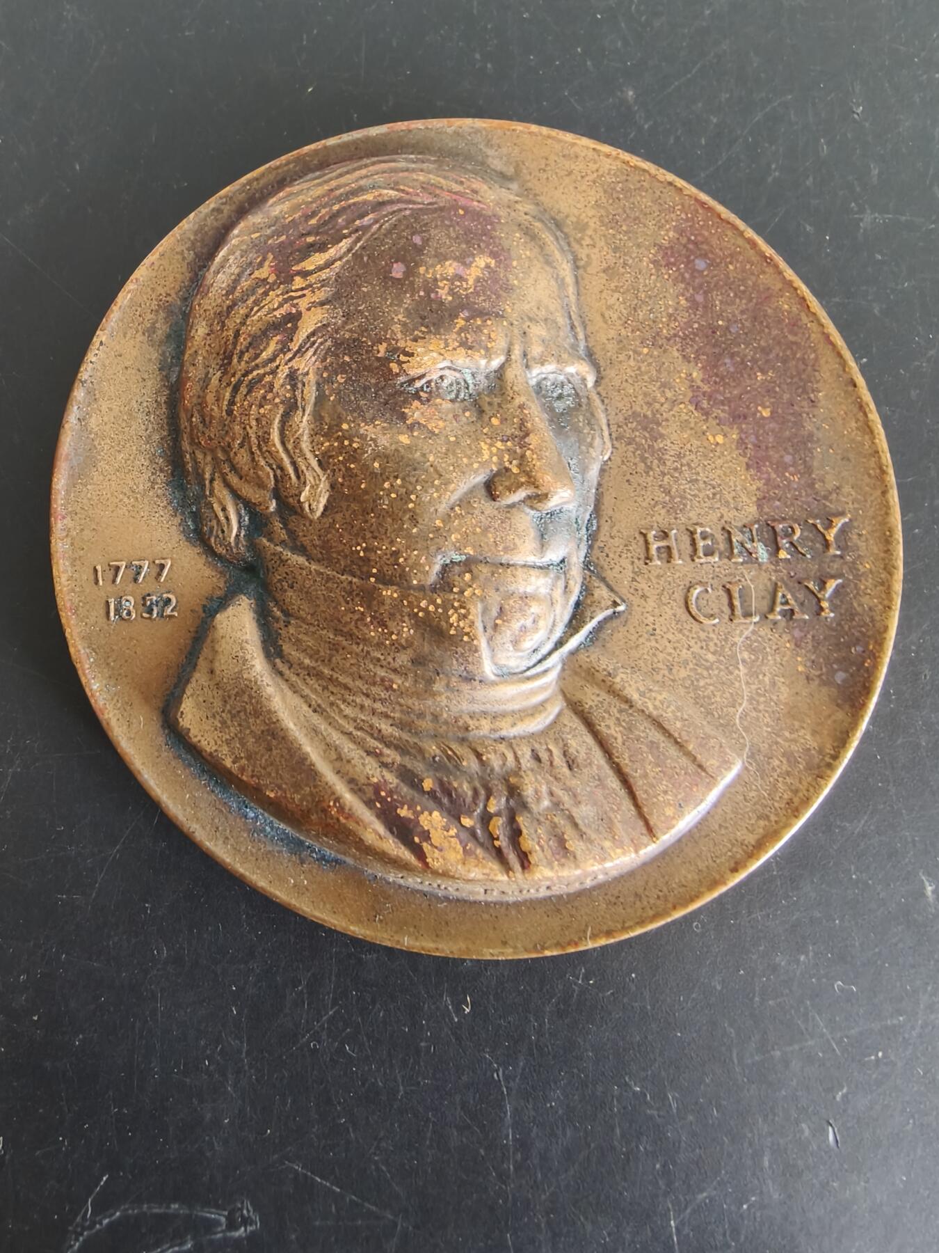 老王徽章第156期  美国政治家亨利·克莱大铜章      高浮雕    直径78mm.   重量274.4g.   亨利·克莱（1777-1852）在其政治生涯中曾担任美国参议员、众议院议长和国务卿等职务。  他以“伟大的调解者”（Great Pacificator）而闻名，因其在国内政策上的贡献，他曾帮助引导脆弱的联邦度过几次关键的僵局，例如促成了1850年妥协案。 