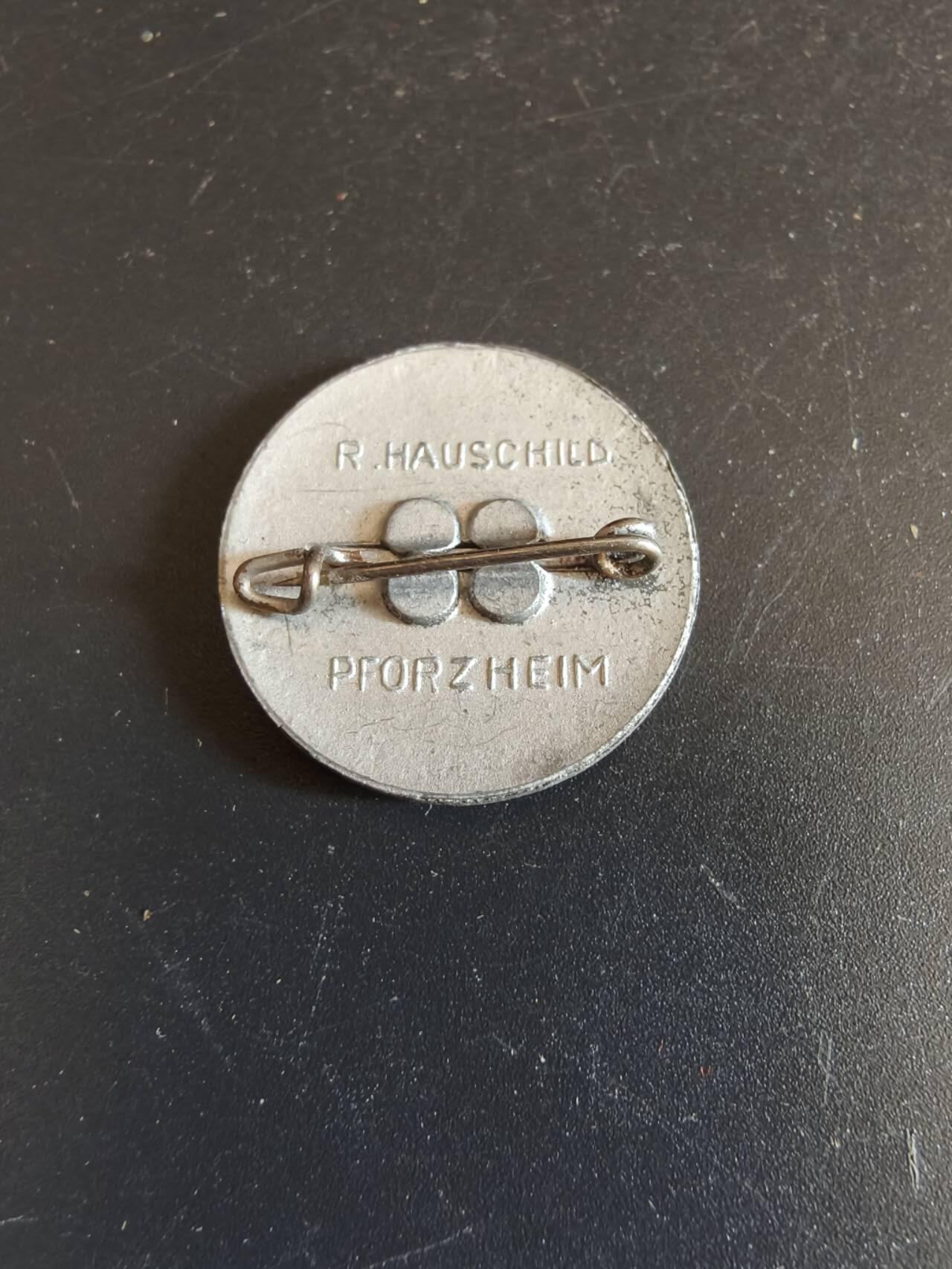 老王徽章第156期 德三阿尔萨斯牺牲环证章     阿尔萨斯牺牲环是第二次世界大战期间，德三在被其吞并的法国阿尔萨斯地区设立的一个组织。