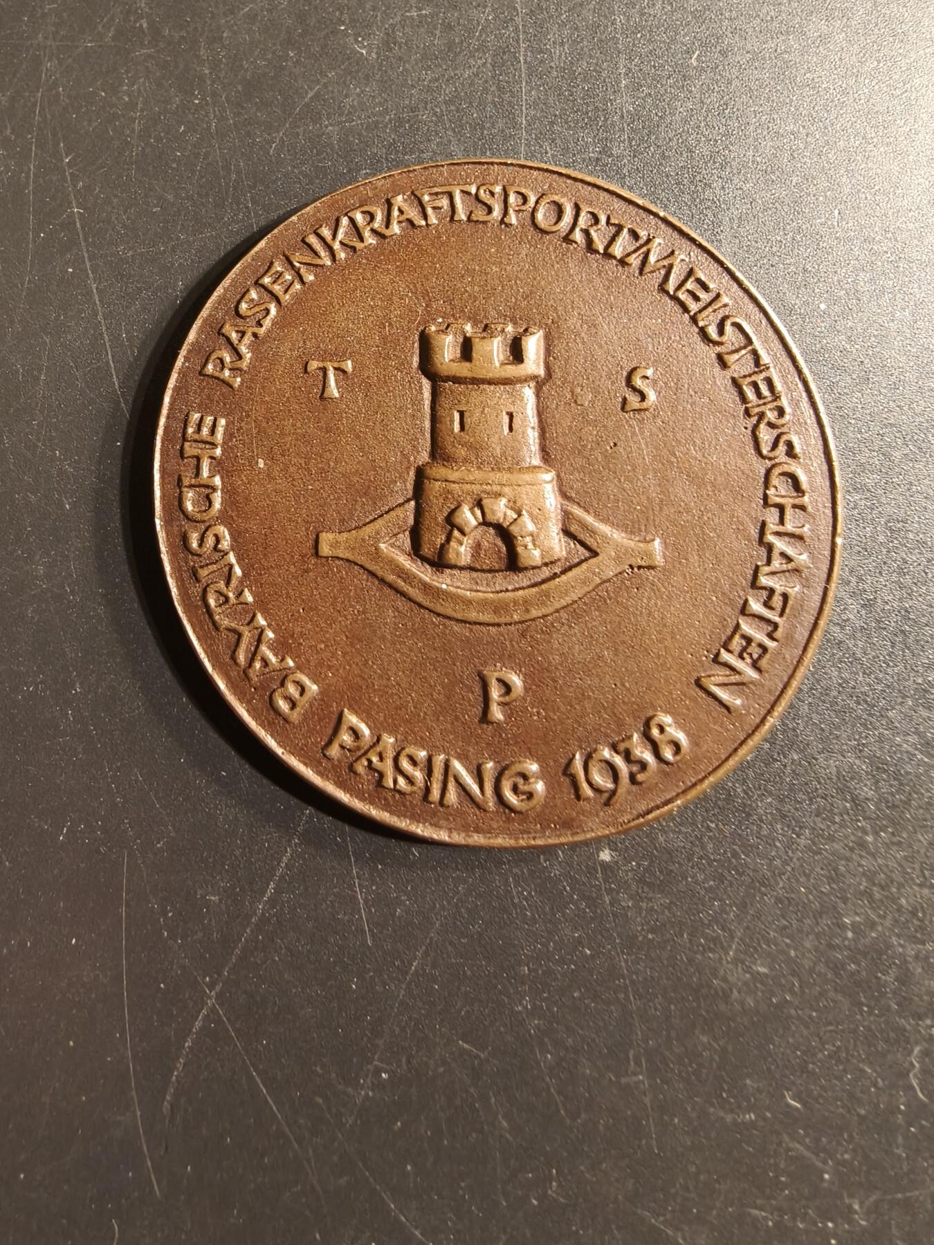 老王徽章第156期 德三体操协会1938年巴伐利亚草地力量运动锦标赛纪念章     直径54mm.    重量40.2g
