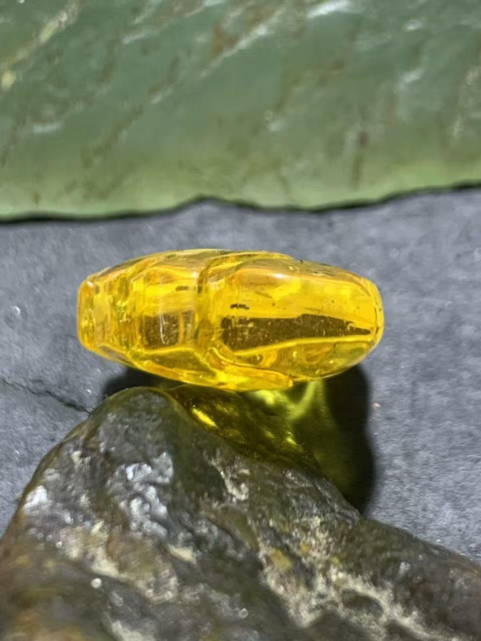 精美天然乌克兰原矿蜜蜡雕刻莲花背云（板珠，吊坠)一个，