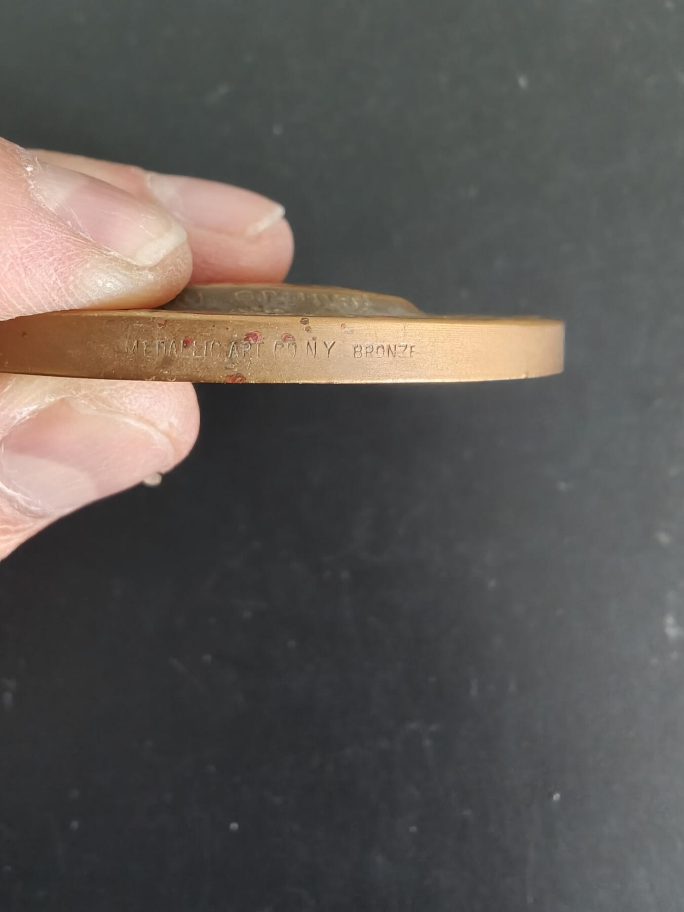 老王徽章第156期 美国著名教育家玛丽·莱昂大铜章    高浮雕     直径78mm.   重量213.2g.   玛丽·莱昂（1797-1849）是美国著名的教育家，她于1837年创立了曼荷莲女子神学院
