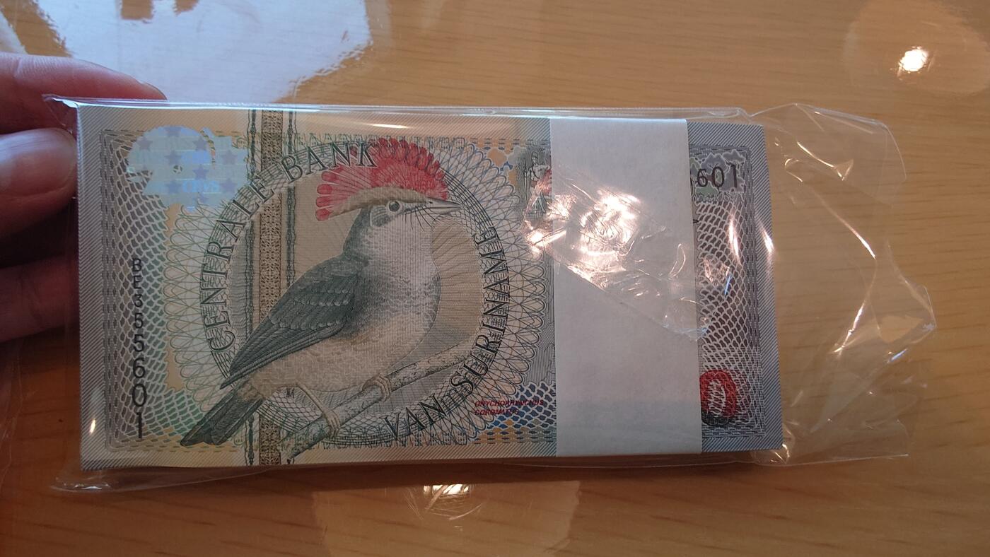 免佣金～1988年直布罗陀1镑和2000年苏里南1000盾 无47号段刀拆绝品无斑  2000年苏里南1000盾 全新绝品号码355601
