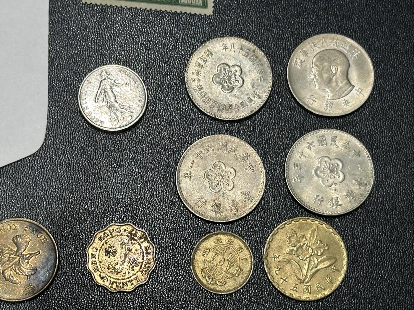 《外钞收藏家》第五百七十五期（本期精选丰富品种好货、欢迎参加）（本平台长期征集拍品、欢迎藏友们联系合作） 邮票、首日封、新台币兰花一元 一个菊花五角 一个蒋公八秩纪念镍币 一个响应联合国粮农组织粮食增产运动纪念币 几个澳门 香港流通币等一起