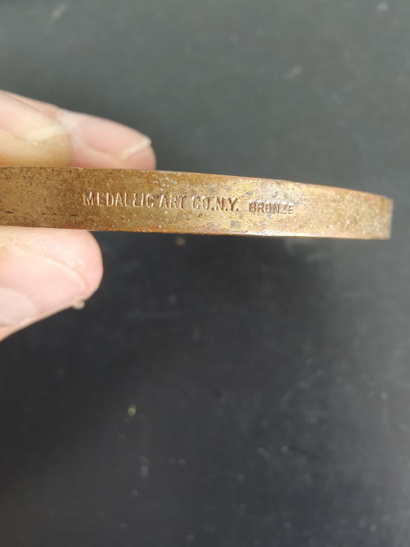 老王徽章第156期 美国总统约翰•昆西•亚当斯大铜章     直径78mm.   重量221.1g.   高浮雕    约翰·昆西·亚当斯是美国的第六任总统，任期为1825年至1829年，在担任总统之前，他曾于1817年被詹姆斯·门罗总统任命为国务卿 