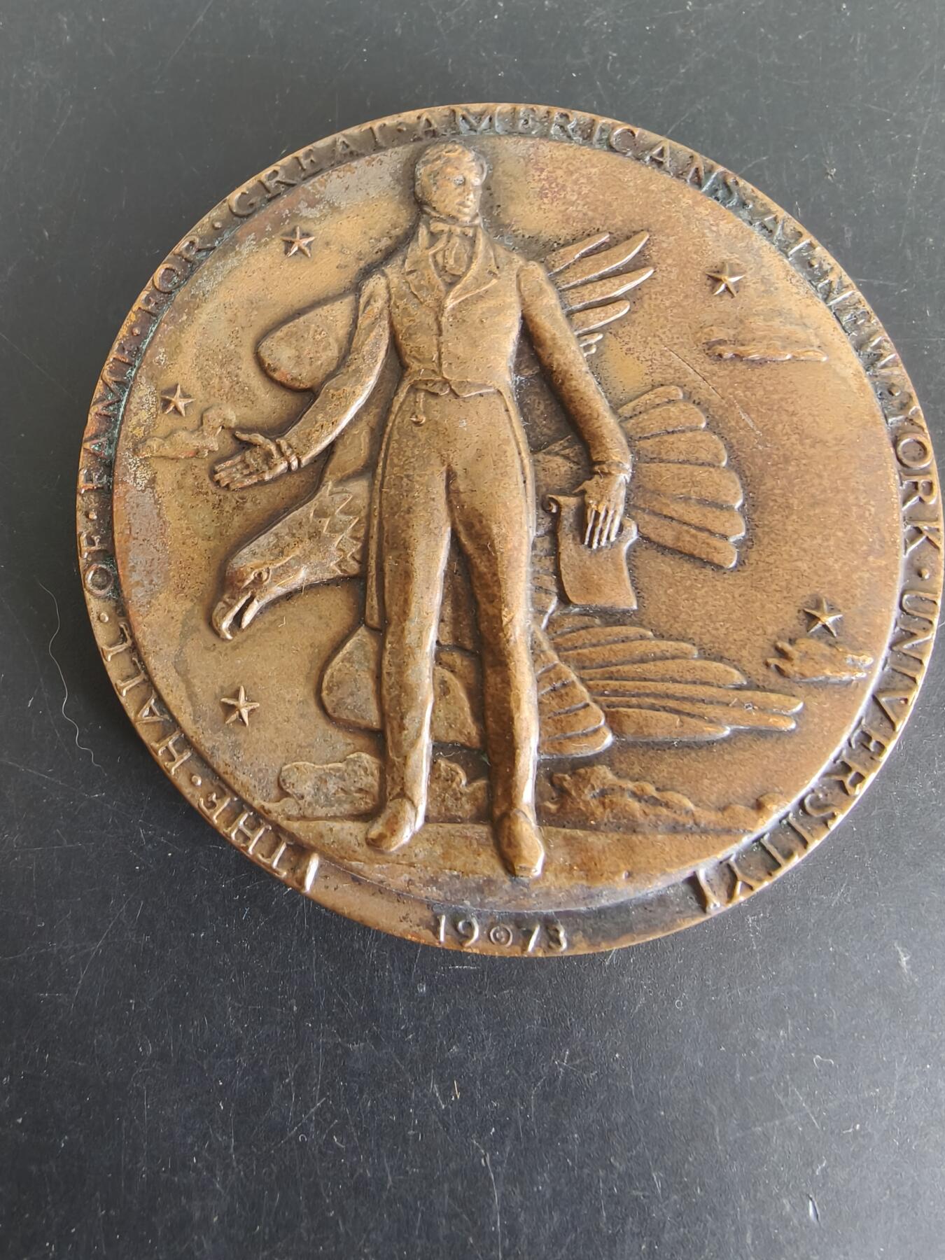 老王徽章第156期  美国政治家亨利·克莱大铜章      高浮雕    直径78mm.   重量274.4g.   亨利·克莱（1777-1852）在其政治生涯中曾担任美国参议员、众议院议长和国务卿等职务。  他以“伟大的调解者”（Great Pacificator）而闻名，因其在国内政策上的贡献，他曾帮助引导脆弱的联邦度过几次关键的僵局，例如促成了1850年妥协案。 