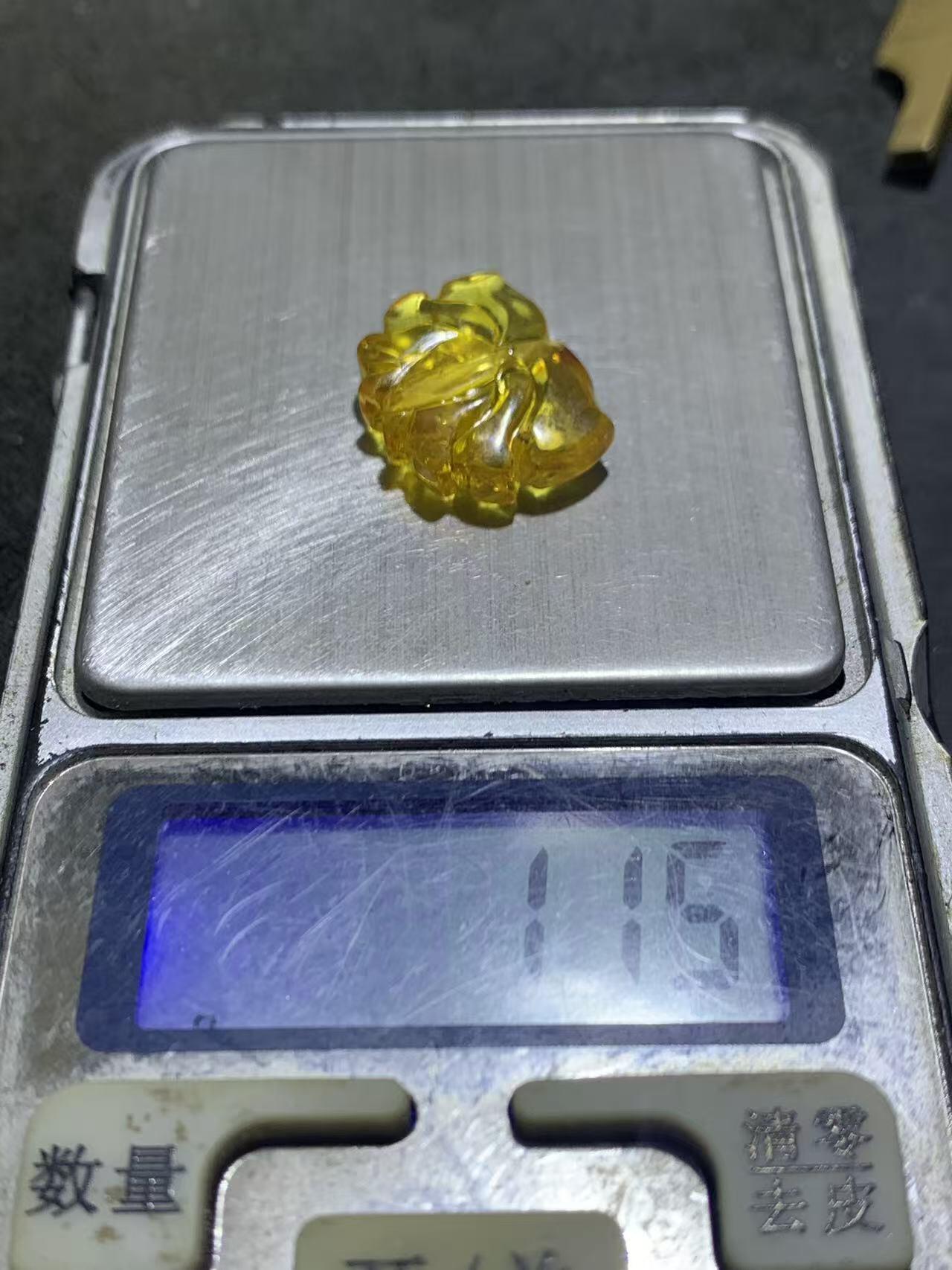 精美天然乌克兰原矿蜜蜡雕刻莲花背云（板珠，吊坠)一个，