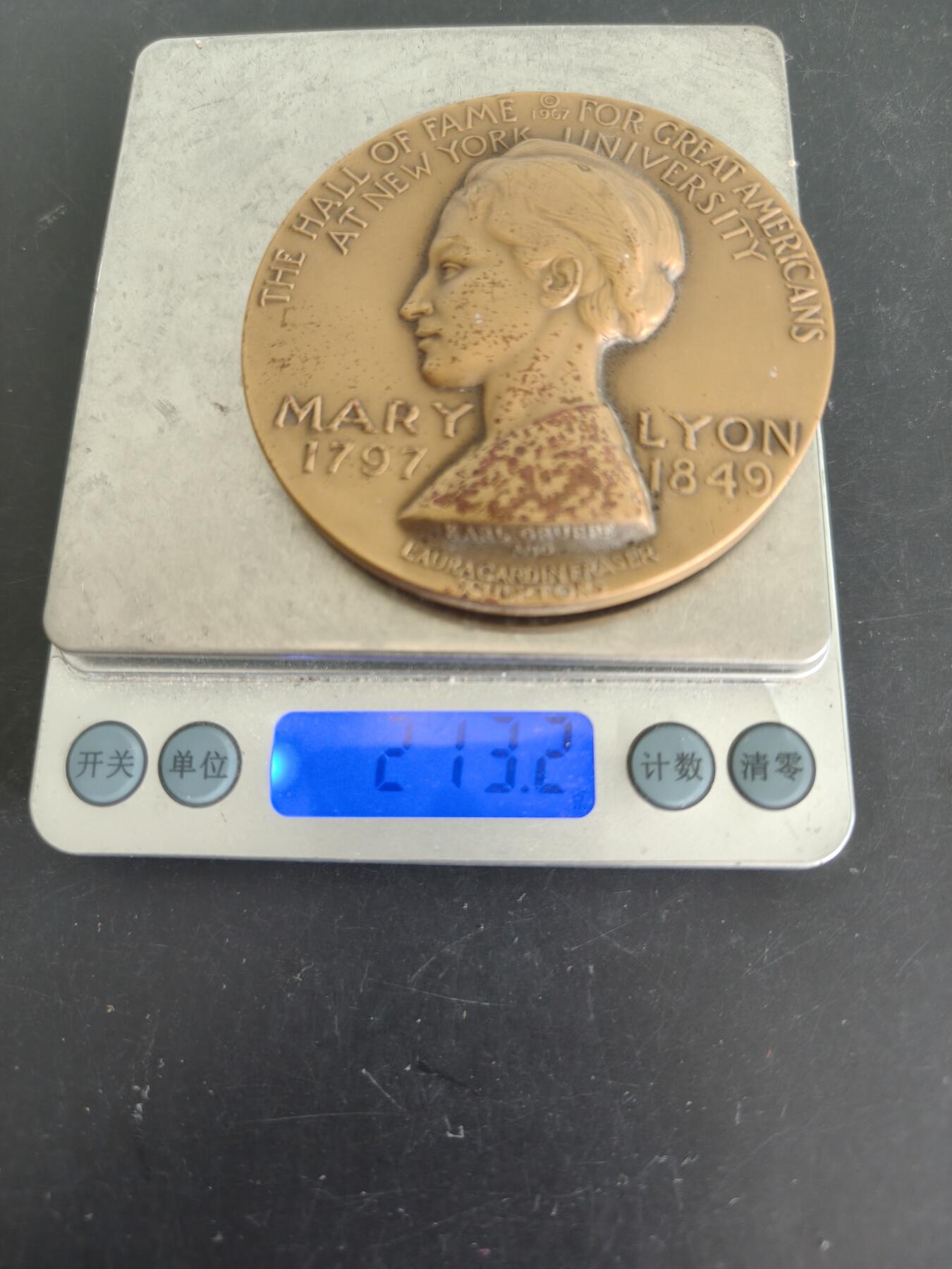 老王徽章第156期 美国著名教育家玛丽·莱昂大铜章    高浮雕     直径78mm.   重量213.2g.   玛丽·莱昂（1797-1849）是美国著名的教育家，她于1837年创立了曼荷莲女子神学院