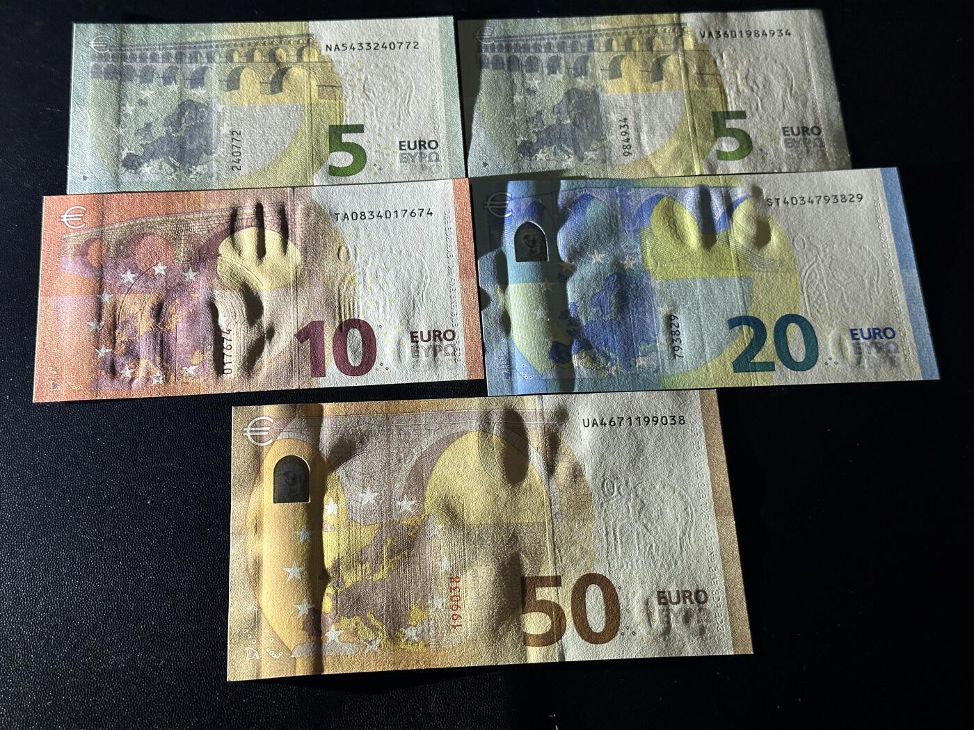 《外钞收藏家》第五百七十五期（本期精选丰富品种好货、欢迎参加）（本平台长期征集拍品、欢迎藏友们联系合作） 欧洲最新版三签、四签5、10、20、50五张一起 全新UNC