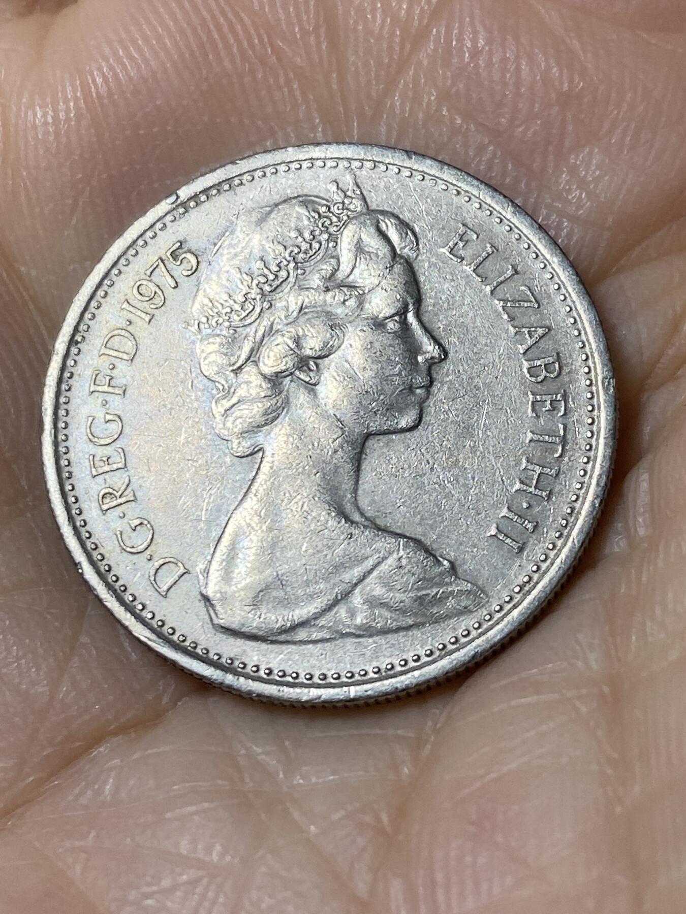 2025年第一百一十场(总第一百三十六场）外国好品散币(免佣金) 英国🇬🇧1975年5新便士(伊丽莎白二世中年花冠，十进制第一版