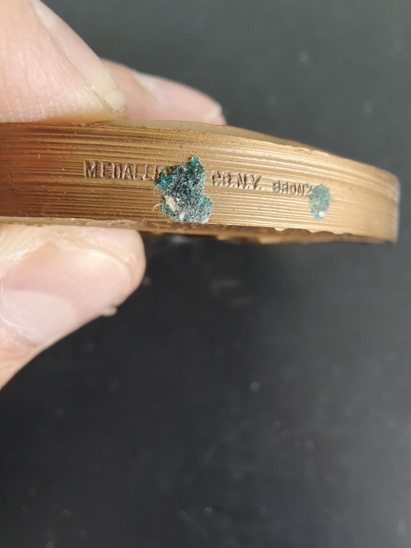 老王徽章第156期 美国教育家弗朗西斯·伊丽莎白·威拉德大铜章     高浮雕    直径78mm.   重量271.6g.   弗朗西斯·伊丽莎白·威拉德（1839-1898）是美国教育家、禁酒运动者和妇女参政论者。 她是妇女基督教禁酒联盟（Woman's Christian Temperance Union）的第二任主席，并将其发展成为美国最大的妇女组织之一 