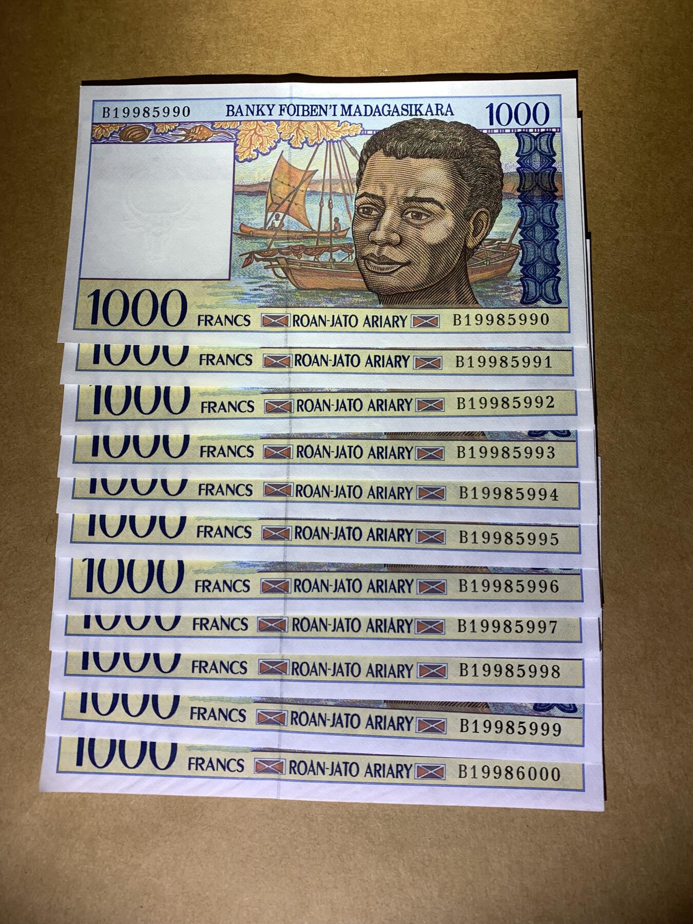 【礼羽收藏】🌏世界钱币拍卖第107期 全新UNC 马达加斯加1000面值纸币 11张  无47标11张 含2张豹子号