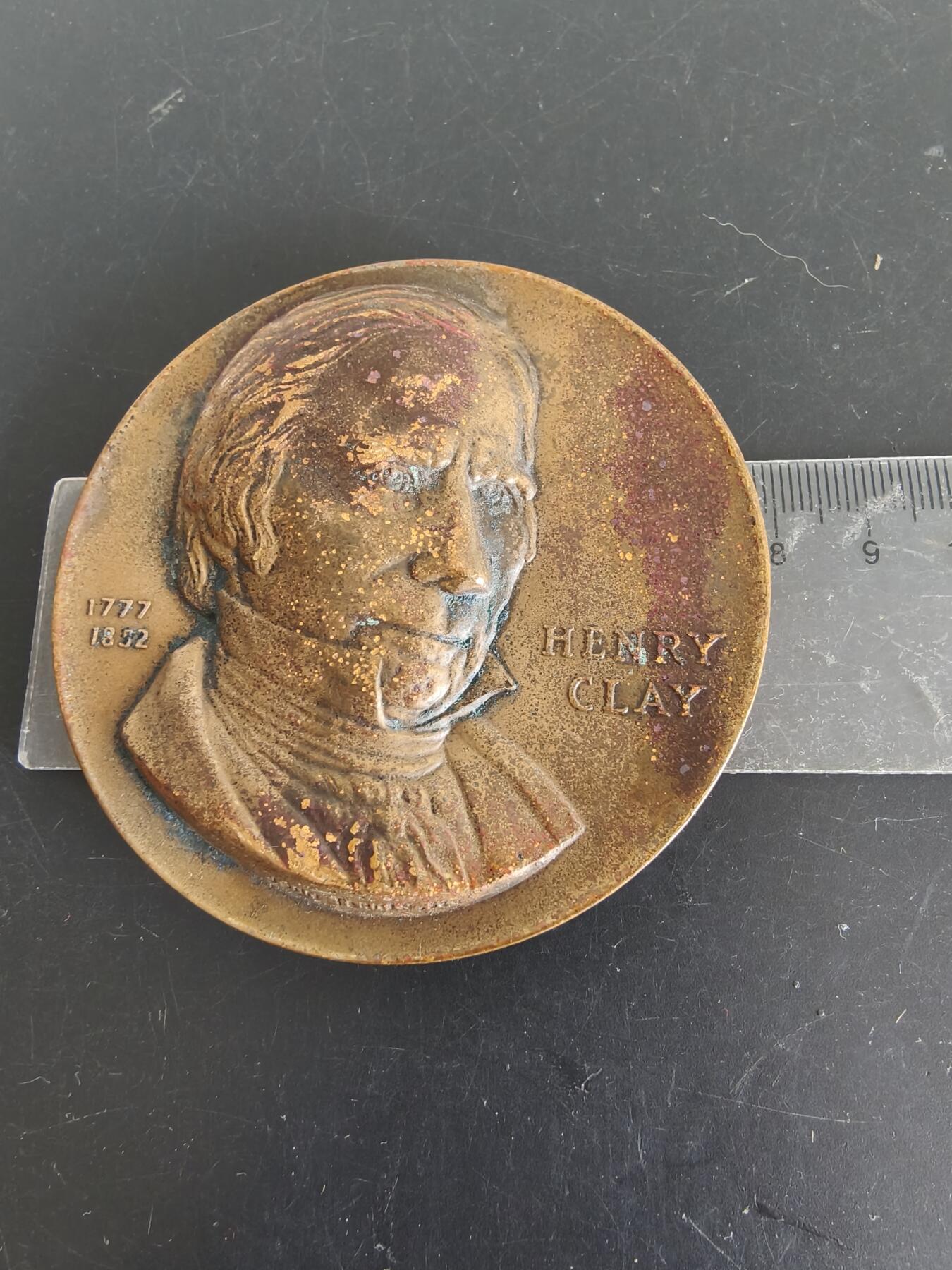 老王徽章第156期  美国政治家亨利·克莱大铜章      高浮雕    直径78mm.   重量274.4g.   亨利·克莱（1777-1852）在其政治生涯中曾担任美国参议员、众议院议长和国务卿等职务。  他以“伟大的调解者”（Great Pacificator）而闻名，因其在国内政策上的贡献，他曾帮助引导脆弱的联邦度过几次关键的僵局，例如促成了1850年妥协案。 