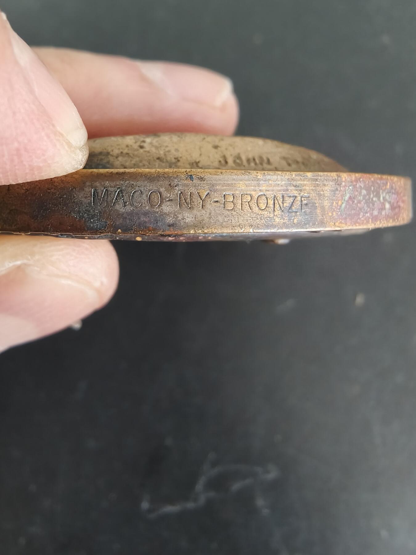 老王徽章第156期  美国政治家亨利·克莱大铜章      高浮雕    直径78mm.   重量274.4g.   亨利·克莱（1777-1852）在其政治生涯中曾担任美国参议员、众议院议长和国务卿等职务。  他以“伟大的调解者”（Great Pacificator）而闻名，因其在国内政策上的贡献，他曾帮助引导脆弱的联邦度过几次关键的僵局，例如促成了1850年妥协案。 