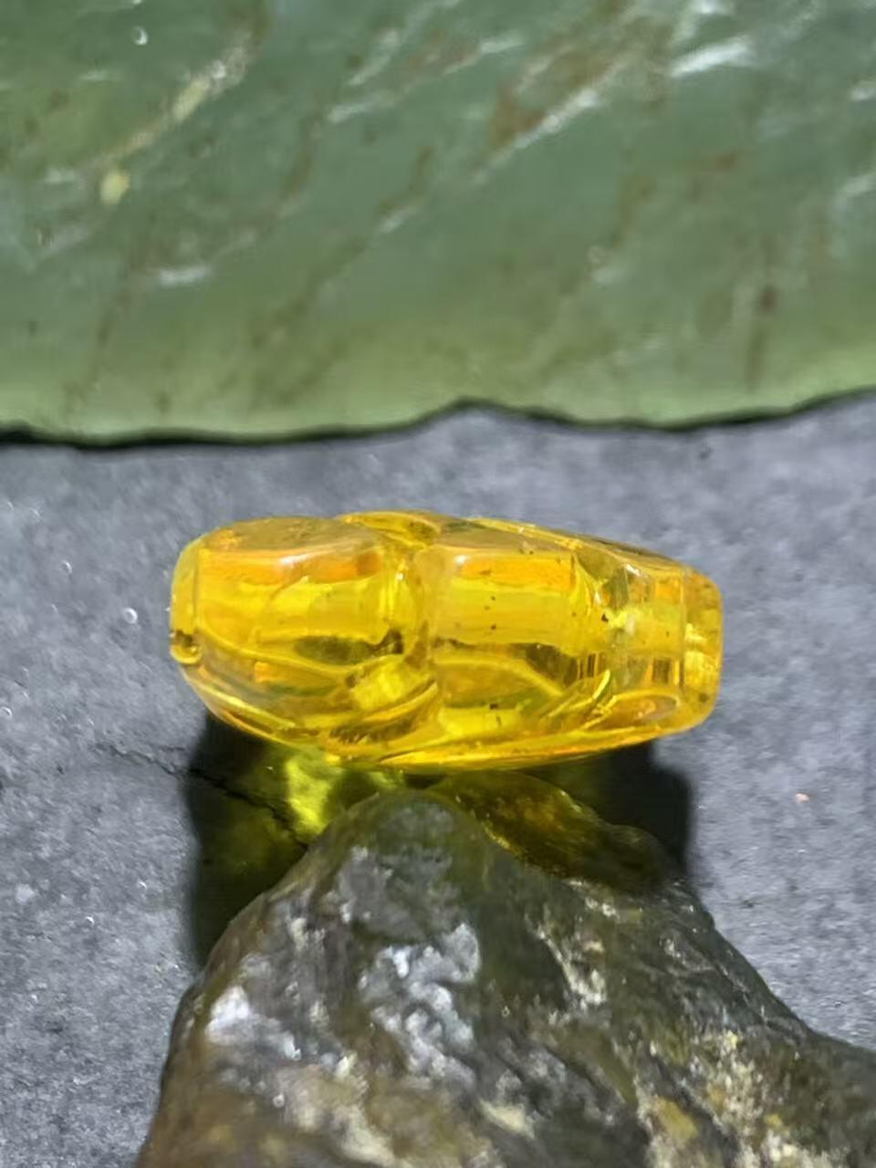 精美天然乌克兰原矿蜜蜡雕刻莲花背云（板珠，吊坠)一个，