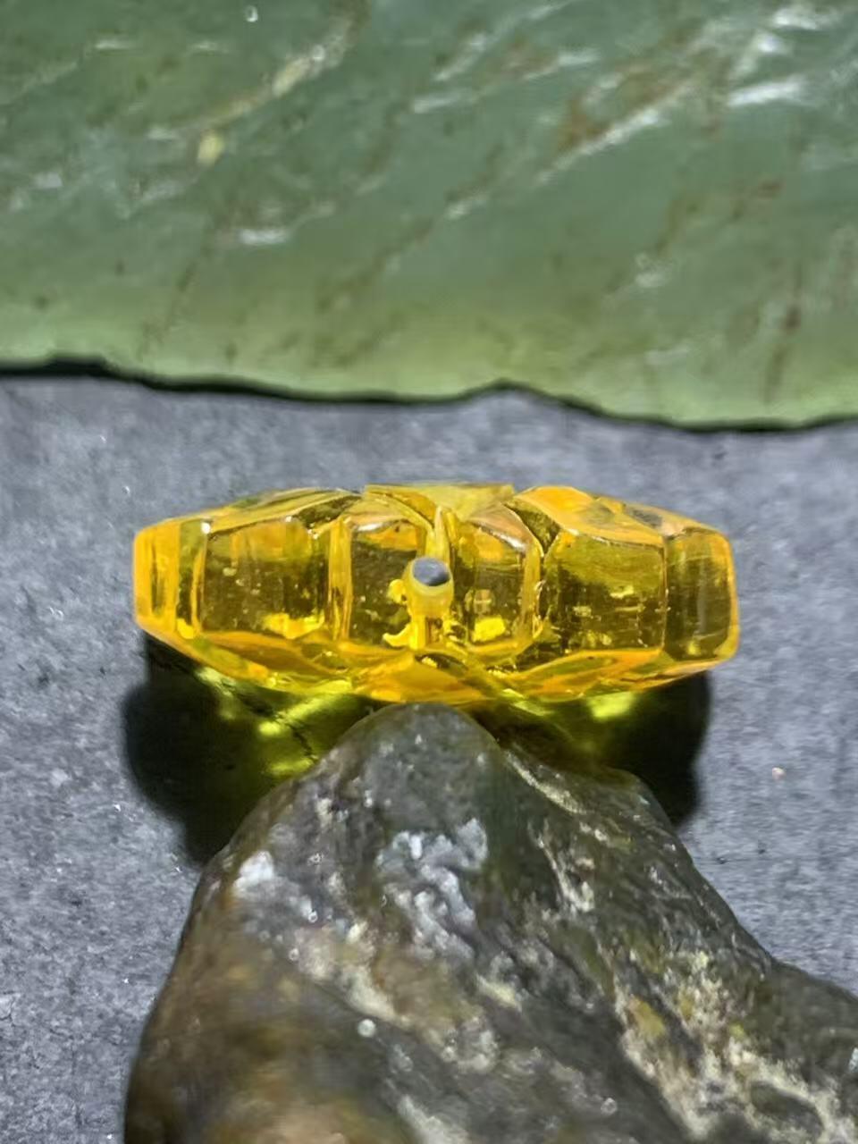 精美天然乌克兰原矿蜜蜡雕刻莲花背云（板珠，吊坠)一个，