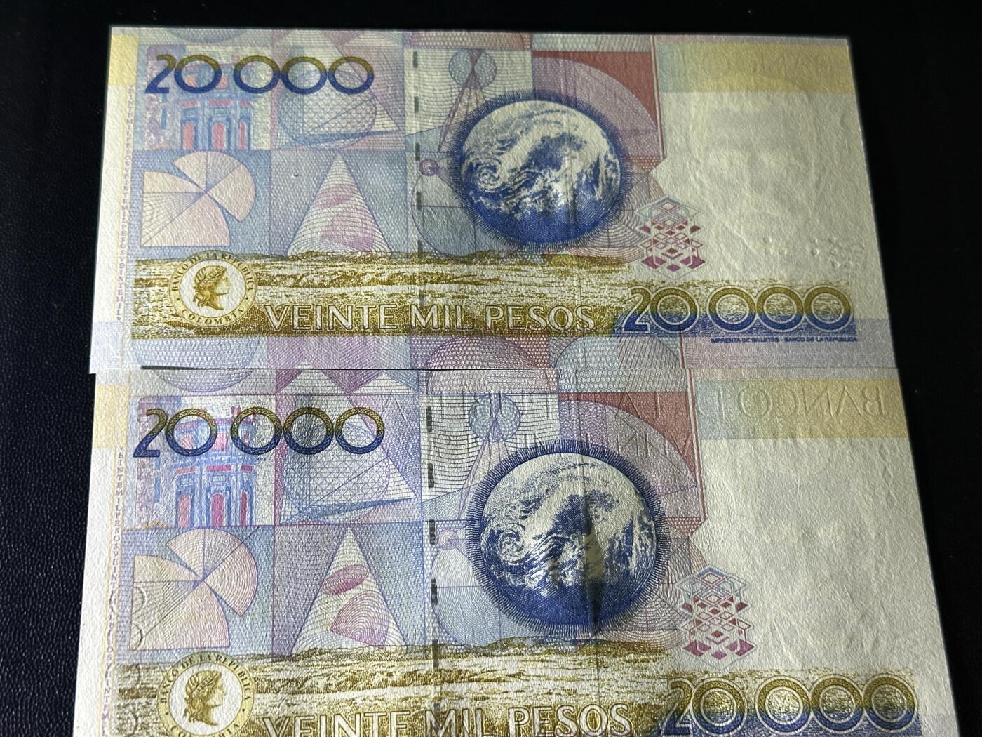 《外钞收藏家》第五百七十五期（本期精选丰富品种好货、欢迎参加）（本平台长期征集拍品、欢迎藏友们联系合作） 2003和10年哥伦比亚2万 两张一起 一张全新 一张UNC-