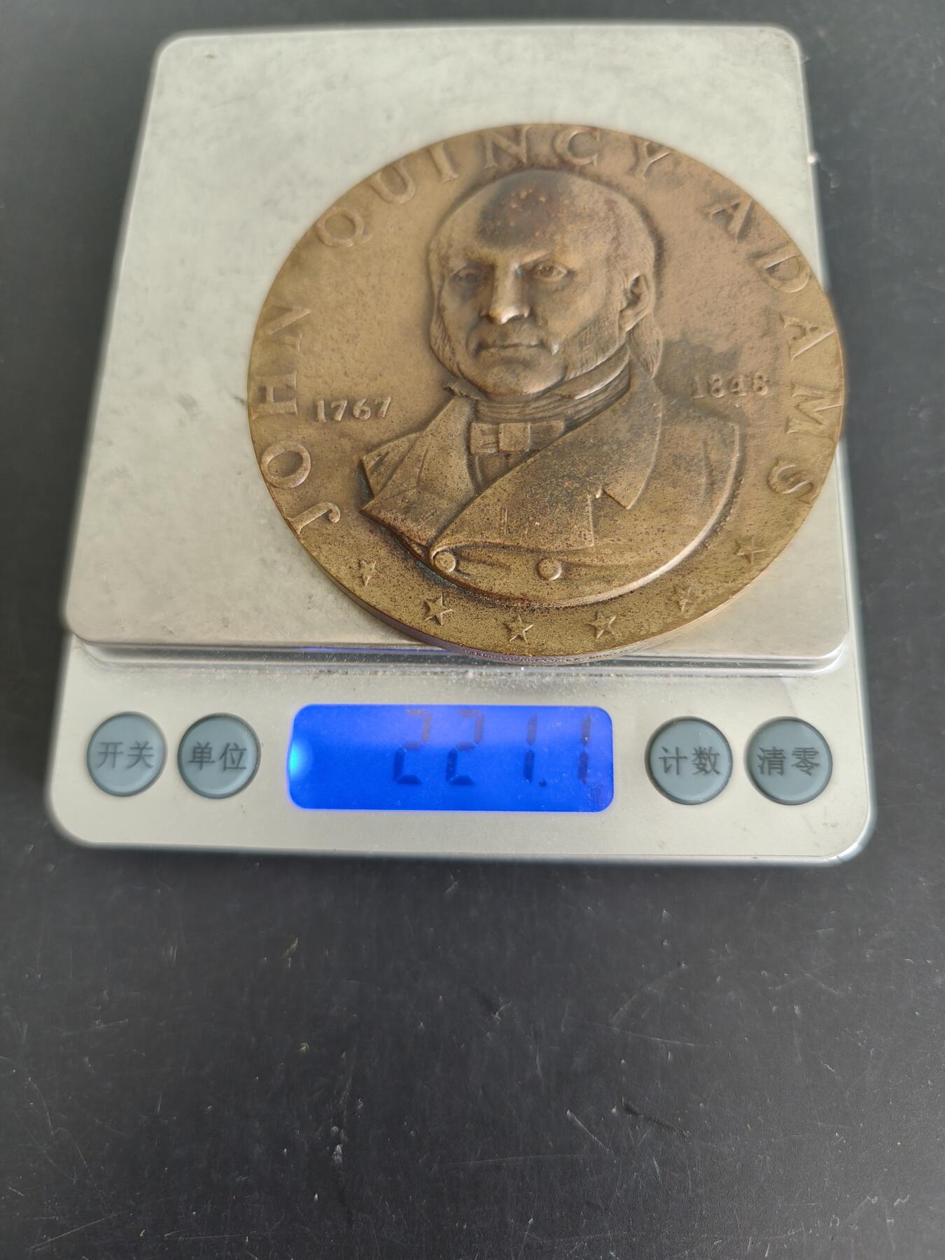 老王徽章第156期 美国总统约翰•昆西•亚当斯大铜章     直径78mm.   重量221.1g.   高浮雕    约翰·昆西·亚当斯是美国的第六任总统，任期为1825年至1829年，在担任总统之前，他曾于1817年被詹姆斯·门罗总统任命为国务卿 