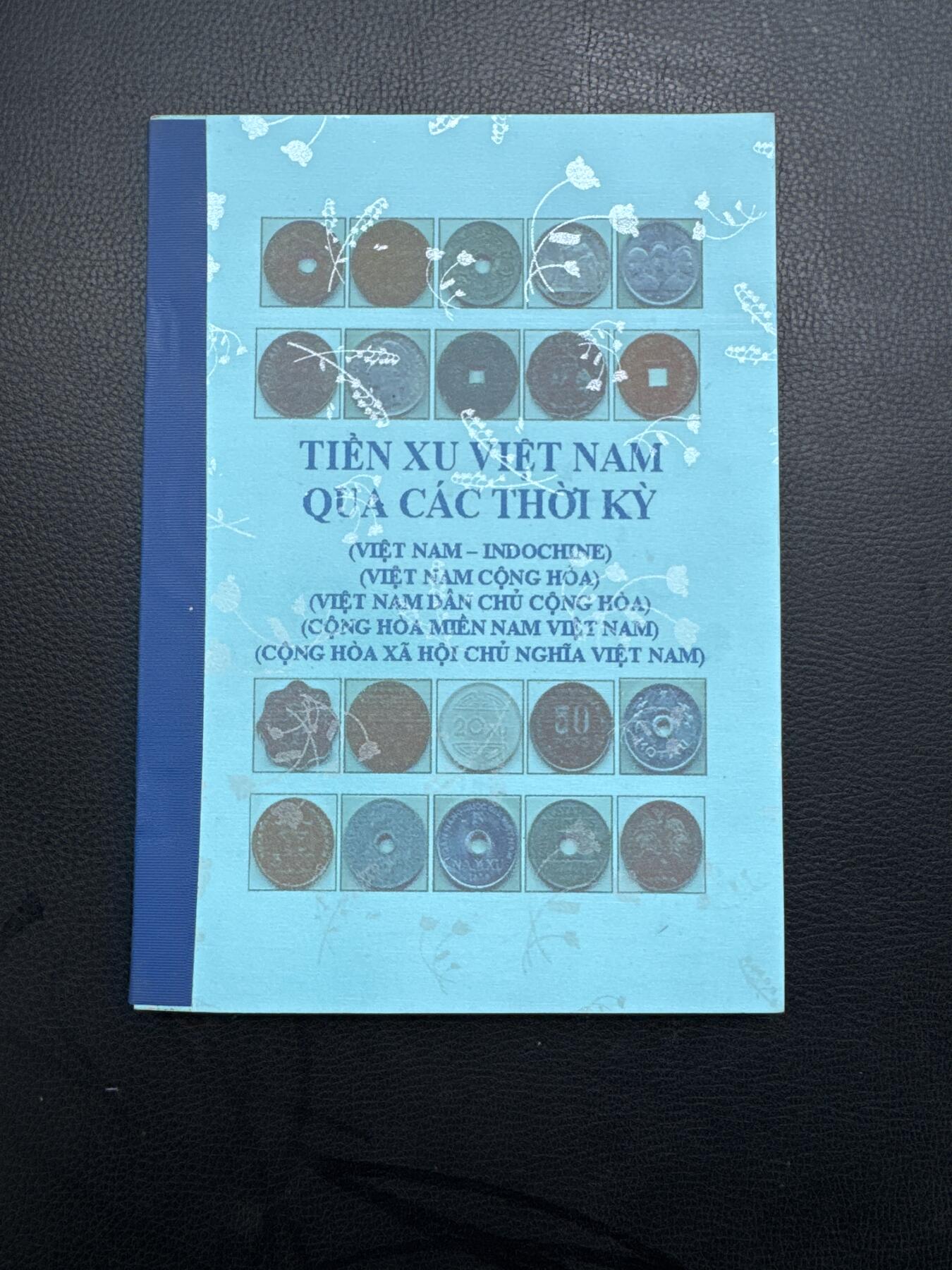 桂P钱币文化工作室拍卖第四十四期 越南钱币目录两本，内容很丰富