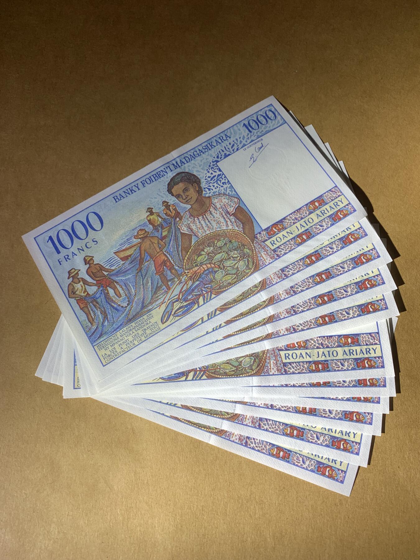 【礼羽收藏】🌏世界钱币拍卖第107期 全新UNC 马达加斯加1000面值纸币 11张  无47标11张 含2张豹子号