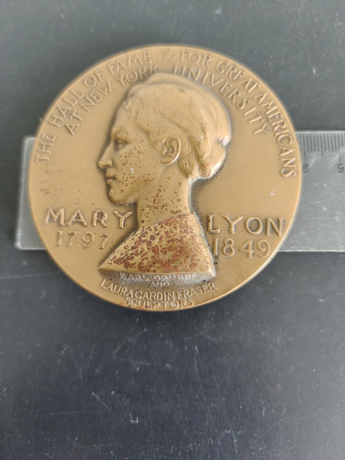 老王徽章第156期 美国著名教育家玛丽·莱昂大铜章    高浮雕     直径78mm.   重量213.2g.   玛丽·莱昂（1797-1849）是美国著名的教育家，她于1837年创立了曼荷莲女子神学院