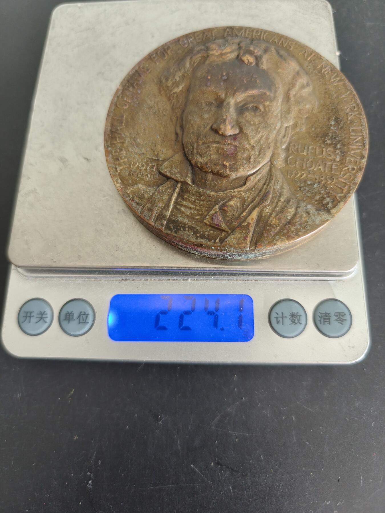 老王徽章第156期 美国著名政治家鲁弗斯·乔特大铜章     高浮雕    直径78mm.   重量224.1g.   鲁弗斯·乔特（1799-1859）是一位美国律师、演说家和政治家。 