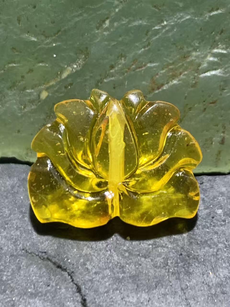 精美天然乌克兰原矿蜜蜡雕刻莲花背云（板珠，吊坠)一个，