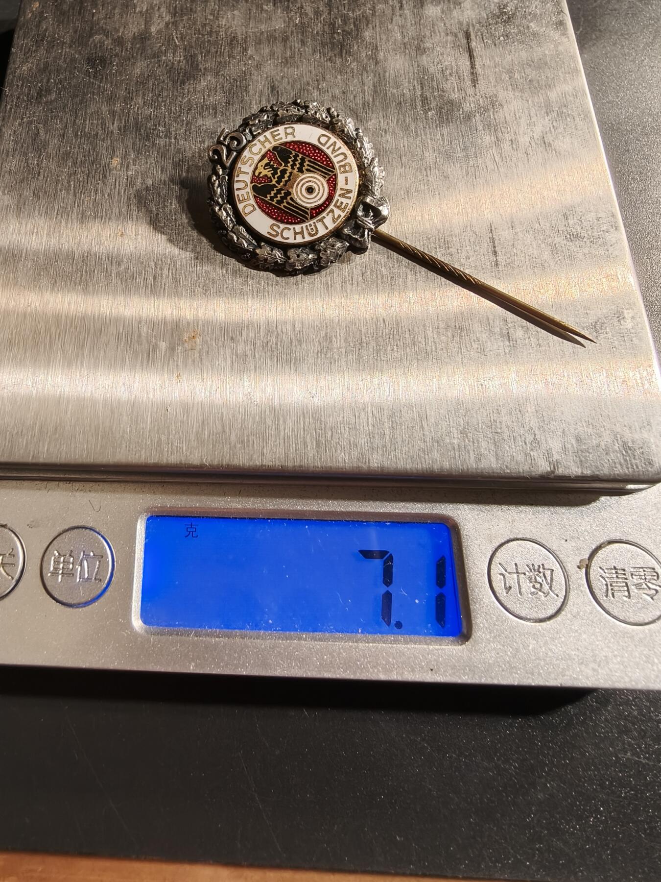 老王徽章第156期 德国设计协会25年会员针插    800银质珐琅      7.1g