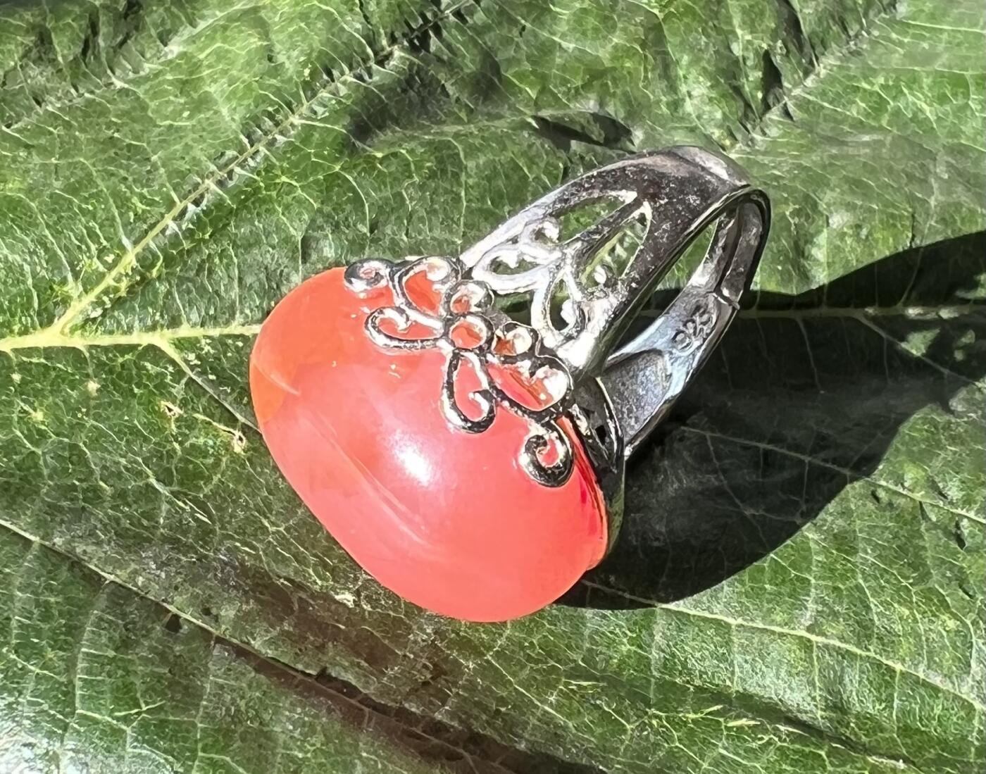零元拍：南红玛瑙蛋面，都是十多年前的存货了，戒托可以忽略，就是普通合金，尺寸：戒面约22/15mm ，因为拍照环境以及光线的变化，颜色以实物为准。