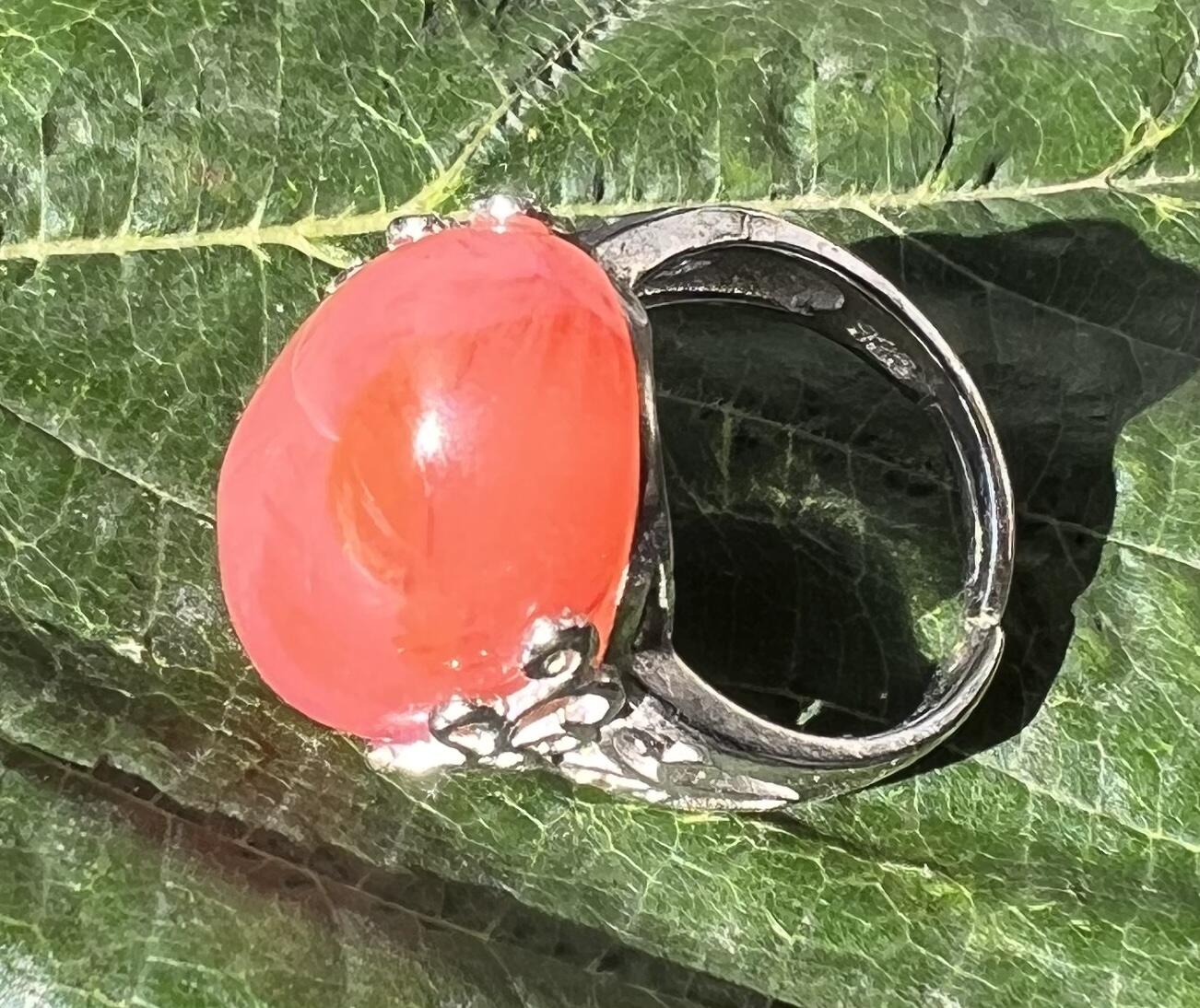 零元拍：南红玛瑙蛋面，都是十多年前的存货了，戒托可以忽略，就是普通合金，尺寸：戒面约22/15mm ，因为拍照环境以及光线的变化，颜色以实物为准。