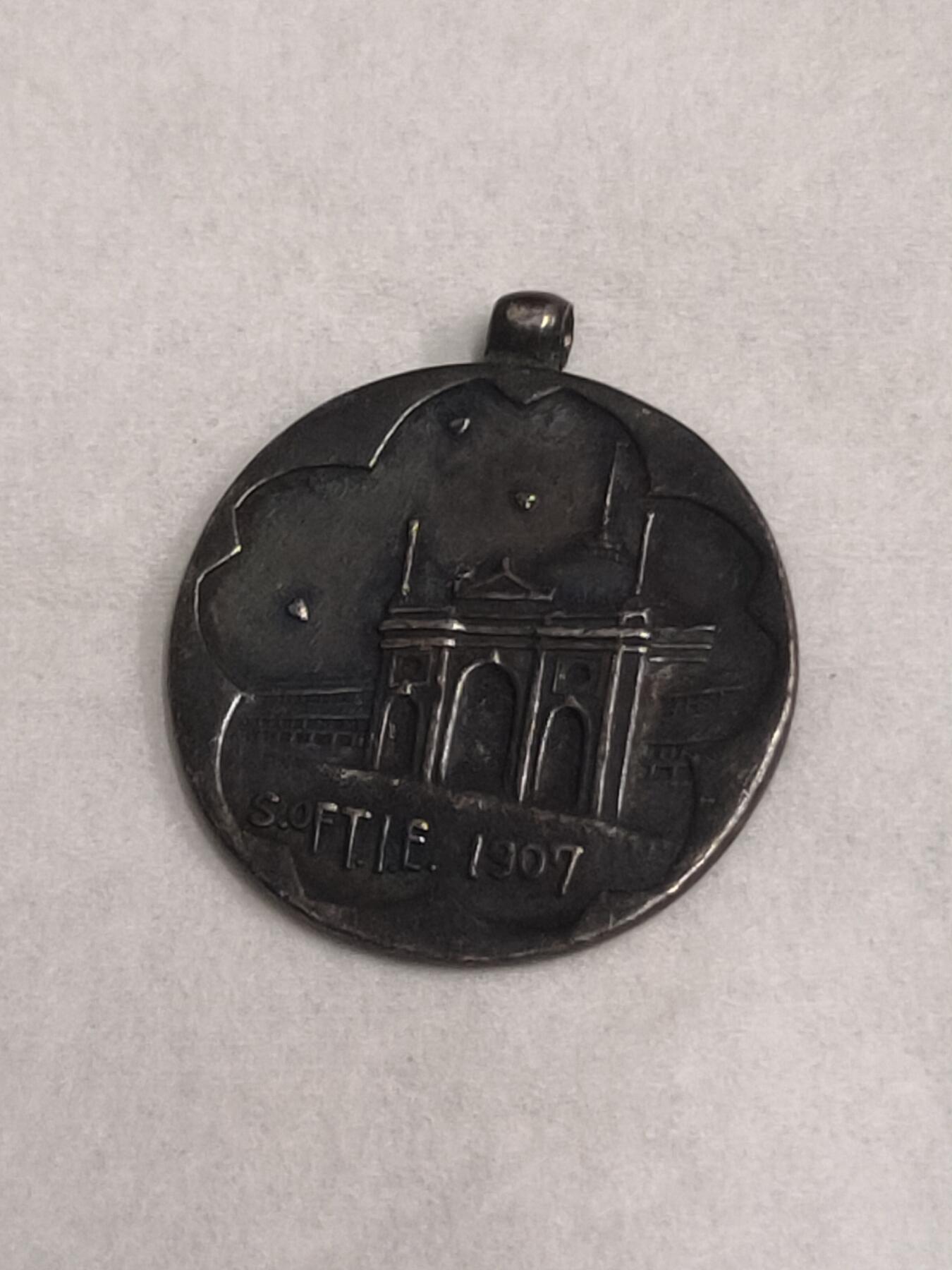 古董银章 哈尔滨的圣·索菲亚教堂浮雕1907年建立背面950银标 包浆自然厚重
