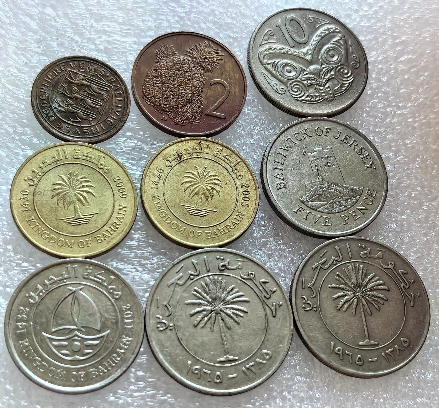 外国优质纪念币银币，周六晚上九点倒数截拍，满百包邮，可寄存半年，喜欢朋友微信扫描二维码可直接参拍 巴林库克等一堆