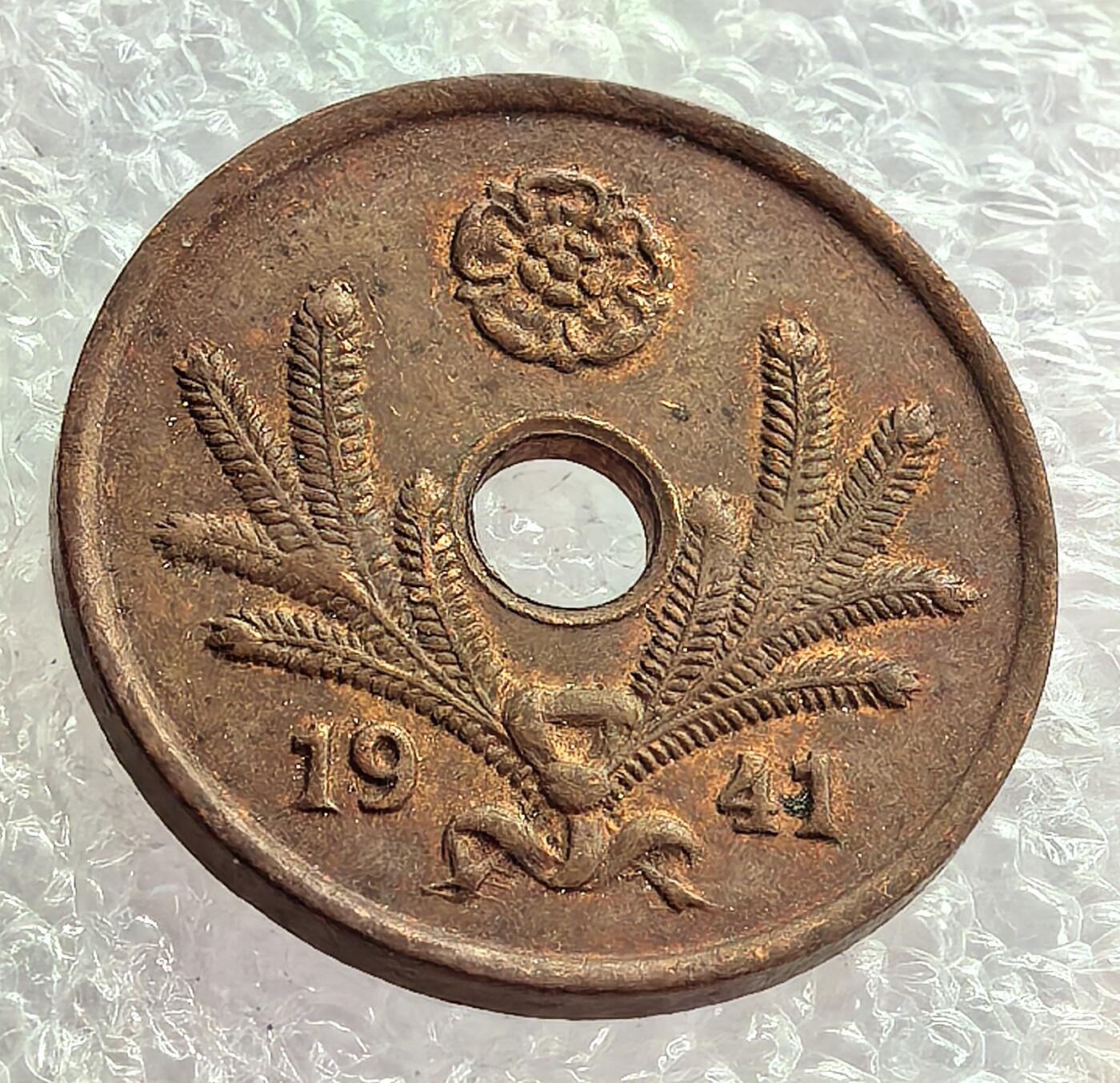 外国优质纪念币银币，周六晚上九点倒数截拍，满百包邮，可寄存半年，喜欢朋友微信扫描二维码可直接参拍