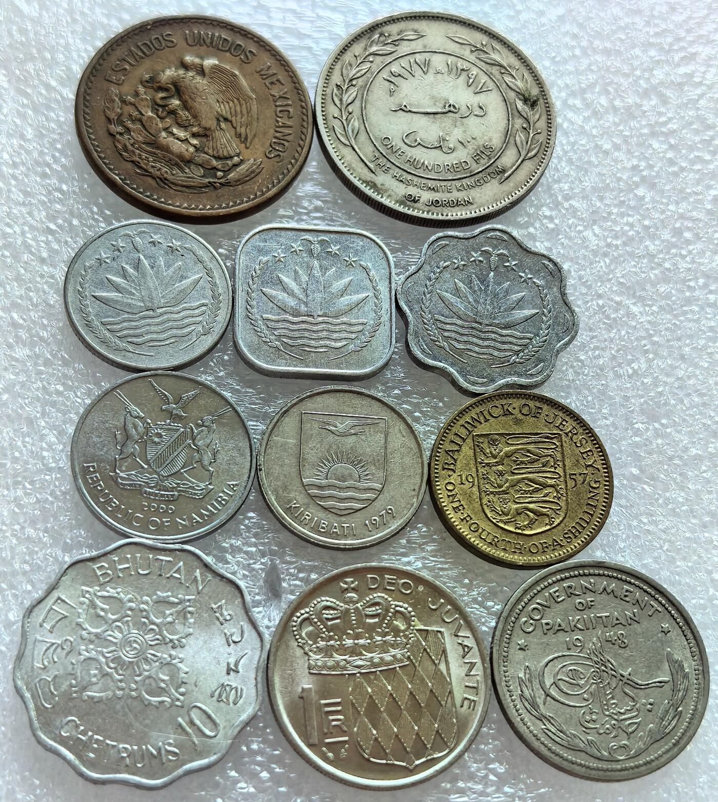 外国优质纪念币银币，周六晚上九点倒数截拍，满百包邮，可寄存半年，喜欢朋友微信扫描二维码可直接参拍 墨西哥约旦等散币