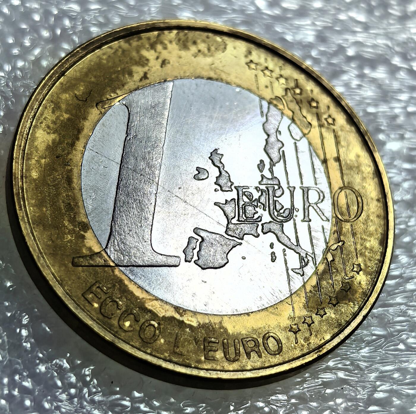 外国优质纪念币银币，周六晚上九点倒数截拍，满百包邮，可寄存半年，喜欢朋友微信扫描二维码可直接参拍