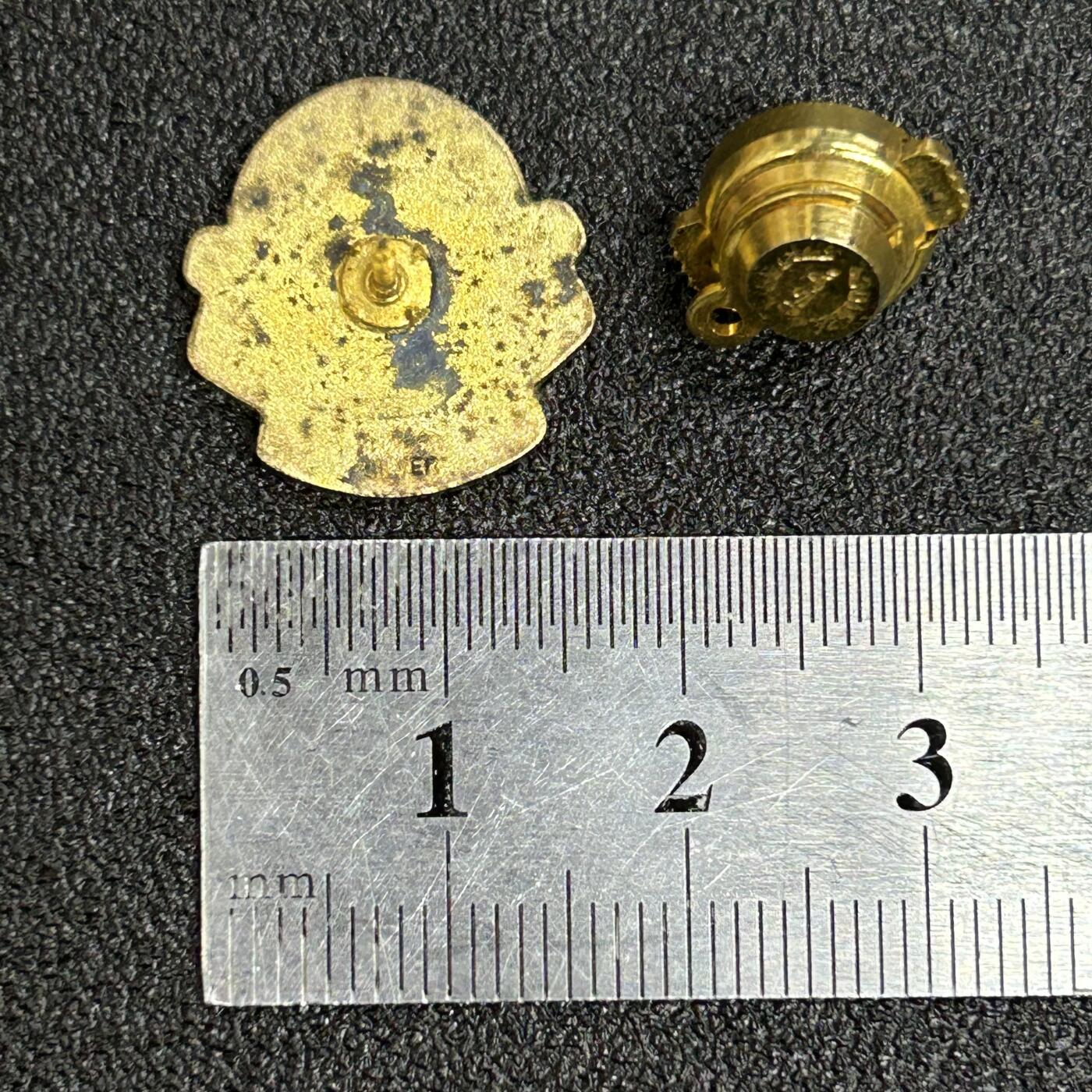 西秦中古拍卖第六十二期 日本1977年高尔夫球协会银制徽章 有银标 重3.5克